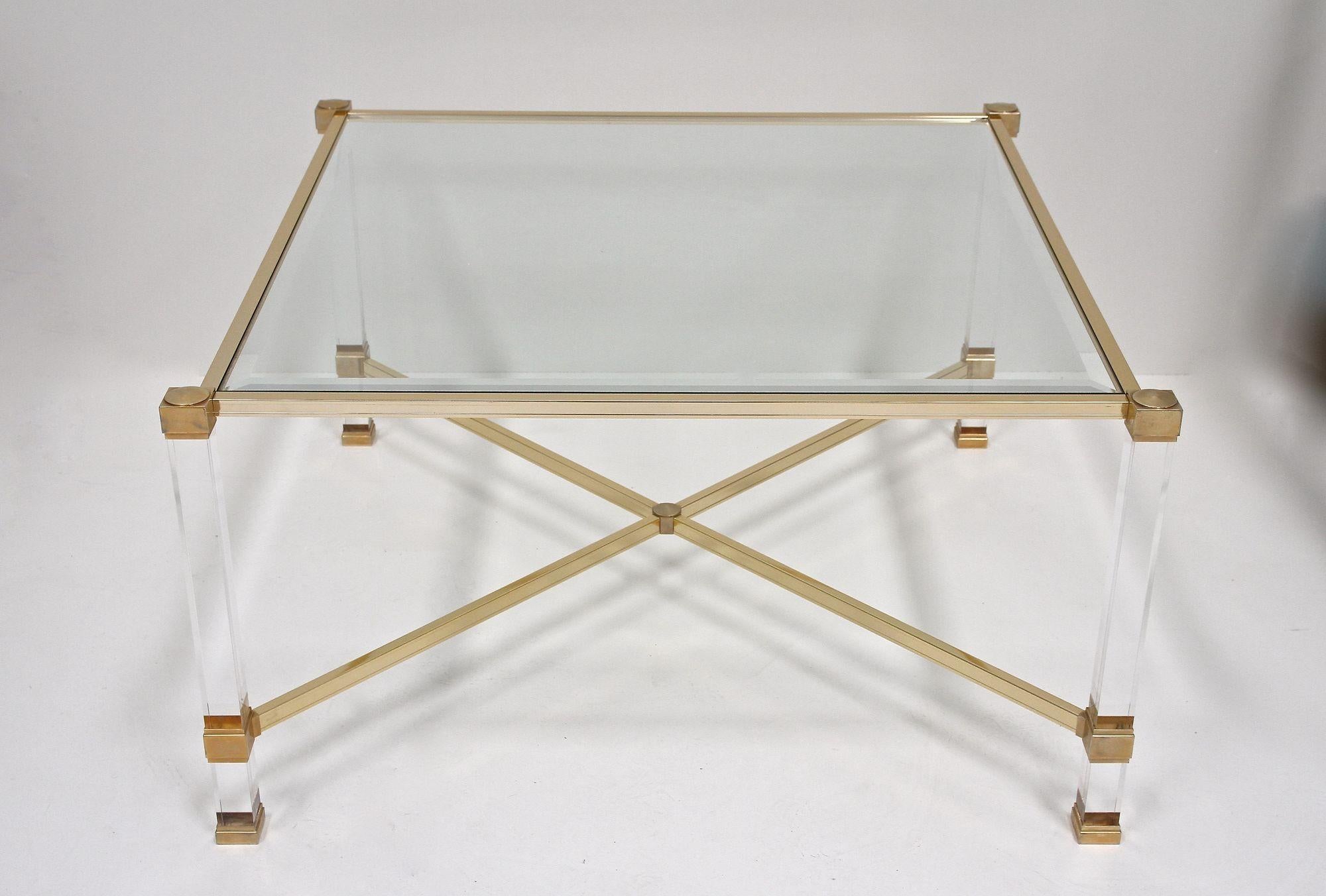 Table basse moderne du milieu du siècle dernier en lucite et laiton de Pierre Vandel, FR vers 1970 en vente 10