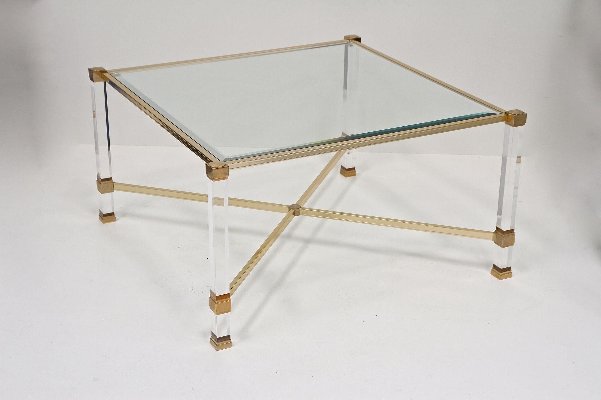 Table basse moderne du milieu du siècle dernier en lucite et laiton de Pierre Vandel, FR vers 1970 en vente 11