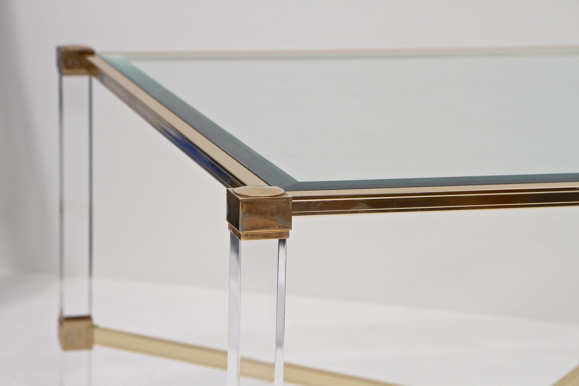 Table basse moderne du milieu du siècle dernier en lucite et laiton de Pierre Vandel, FR vers 1970 en vente 12