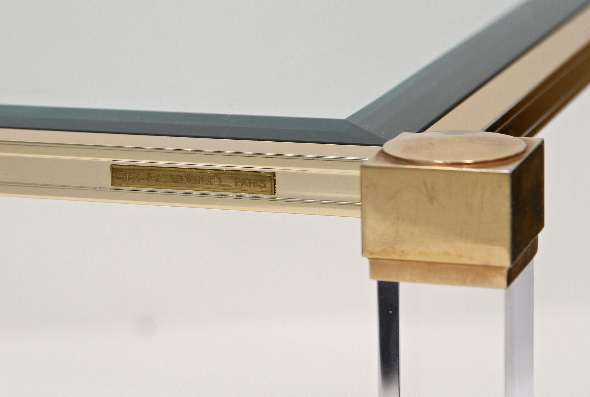 Superbe grande table basse / table de canapé moderne du milieu du siècle dernier, fabriquée avec art par la société de Pierre Vandel à Paris vers 1970. Cette table basse de style Hollywood Regency est un véritable chef-d'œuvre de design. Fabriquée