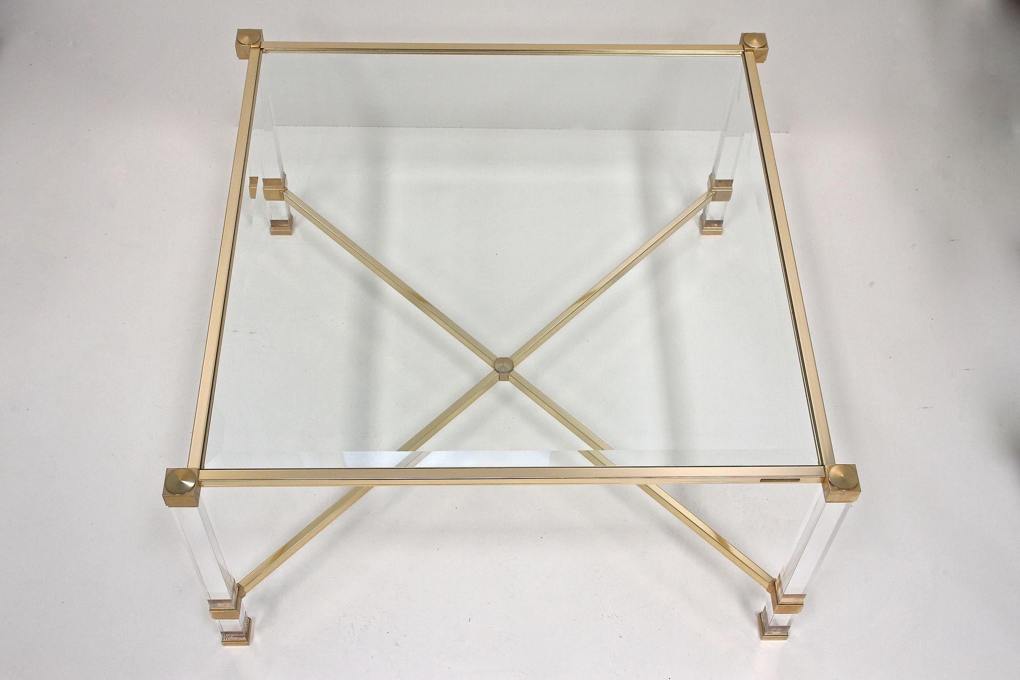 Table basse moderne du milieu du siècle dernier en lucite et laiton de Pierre Vandel, FR vers 1970 en vente 13