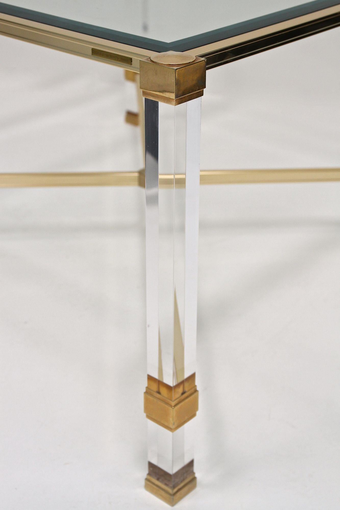 Hollywood Regency Table basse moderne du milieu du siècle dernier en lucite et laiton de Pierre Vandel, FR vers 1970 en vente