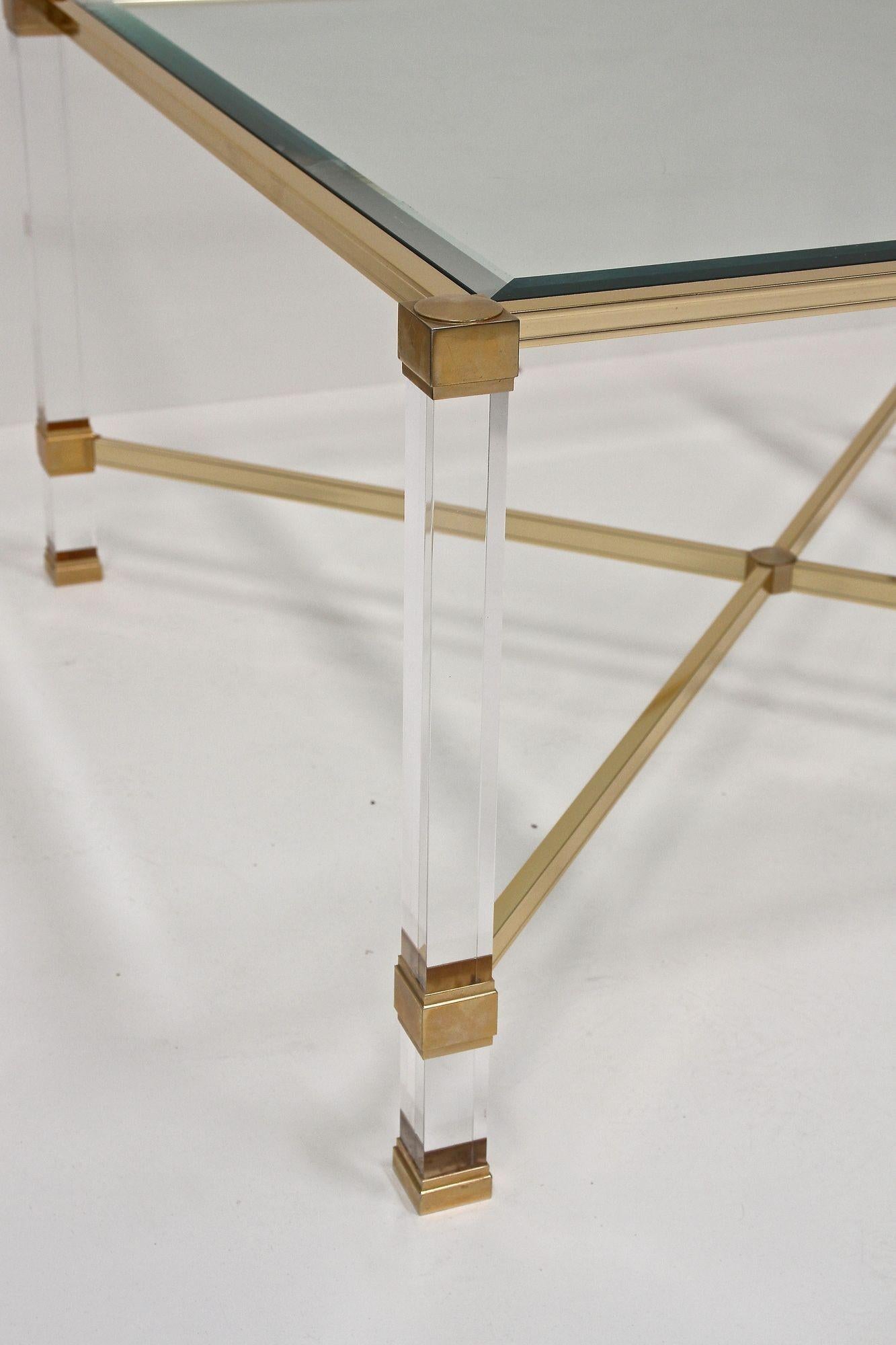 Table basse moderne du milieu du siècle dernier en lucite et laiton de Pierre Vandel, FR vers 1970 Bon état - En vente à Lichtenberg, AT