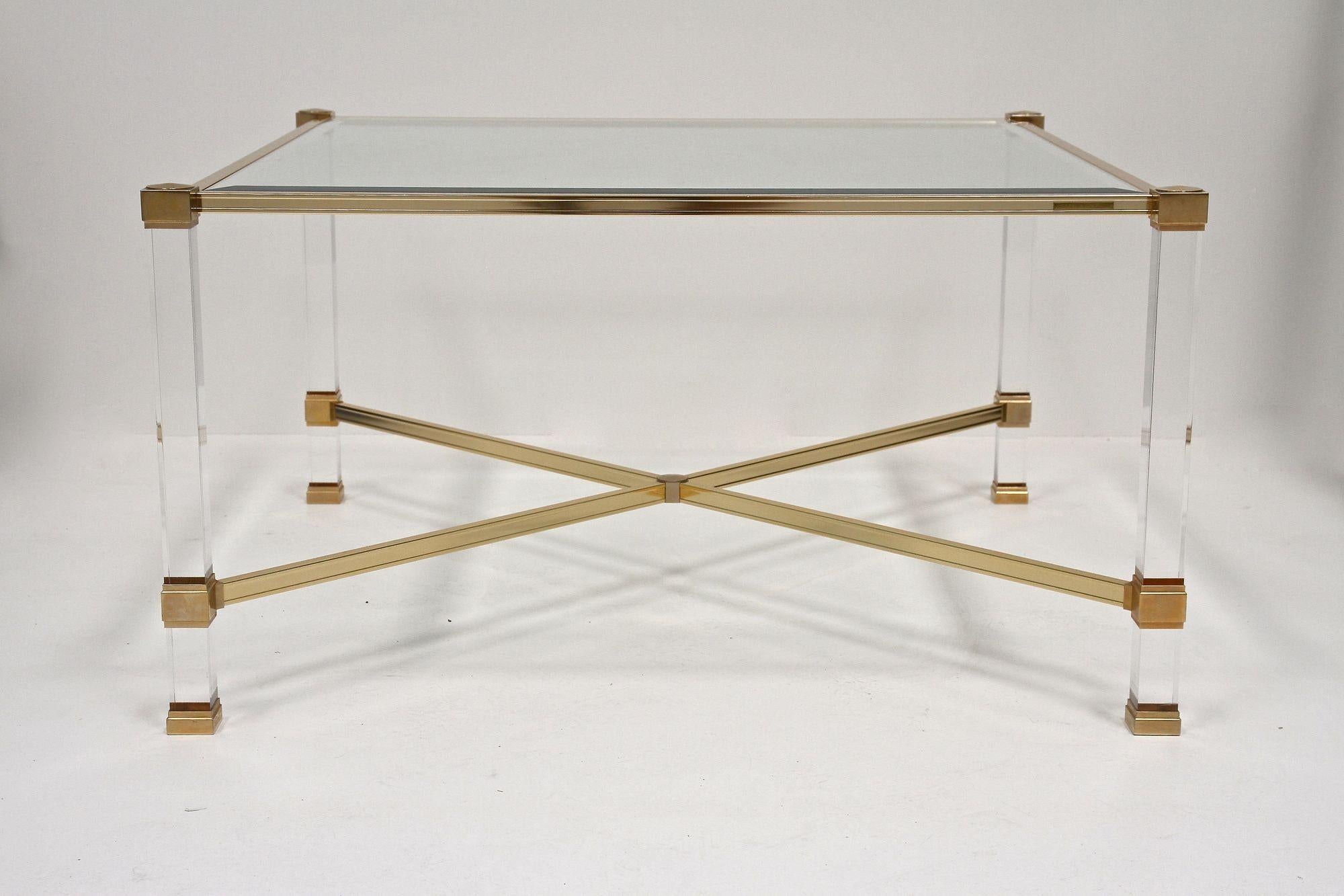 20ième siècle Table basse moderne du milieu du siècle dernier en lucite et laiton de Pierre Vandel, FR vers 1970 en vente