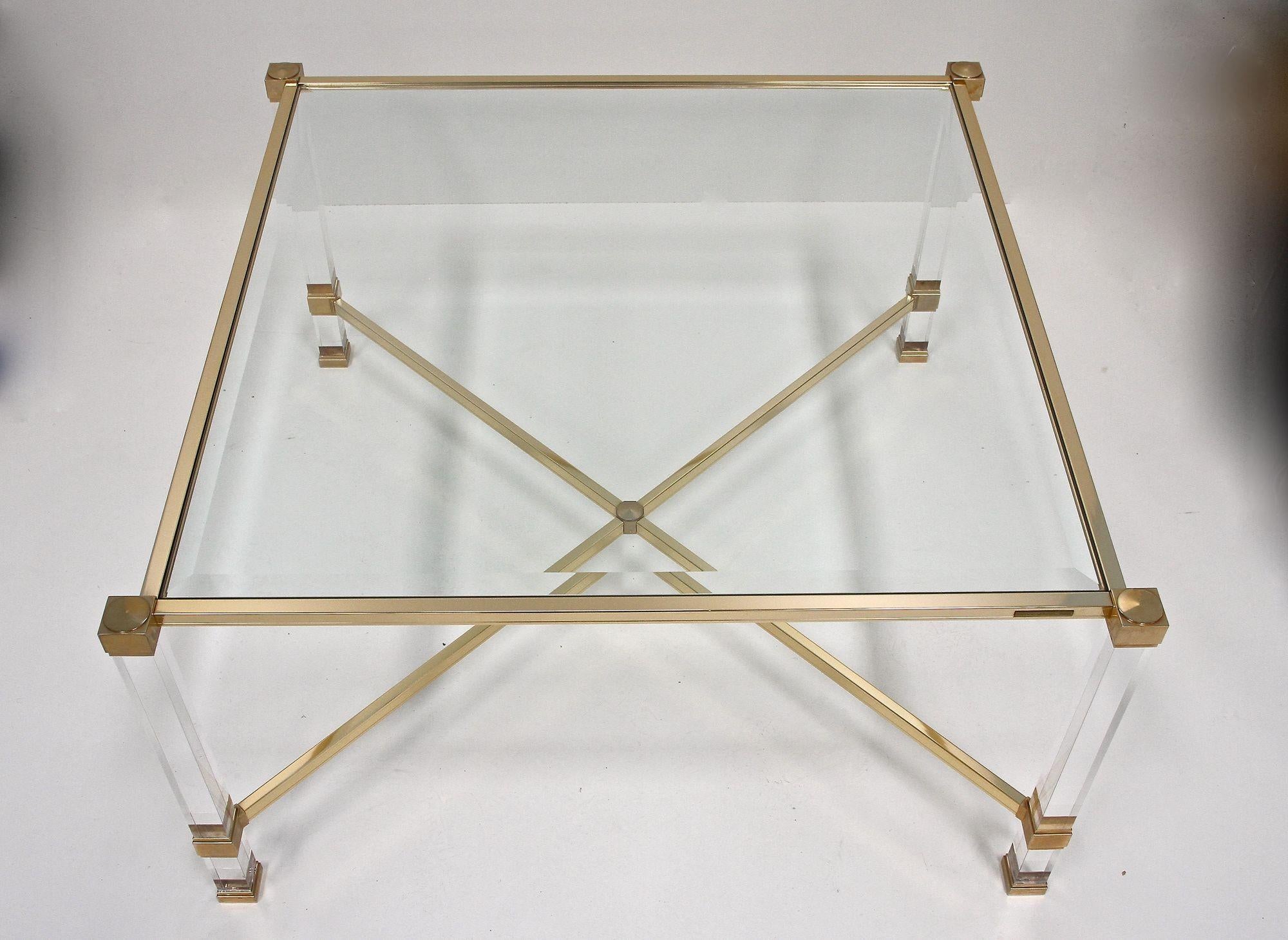 Laiton Table basse moderne du milieu du siècle dernier en lucite et laiton de Pierre Vandel, FR vers 1970 en vente