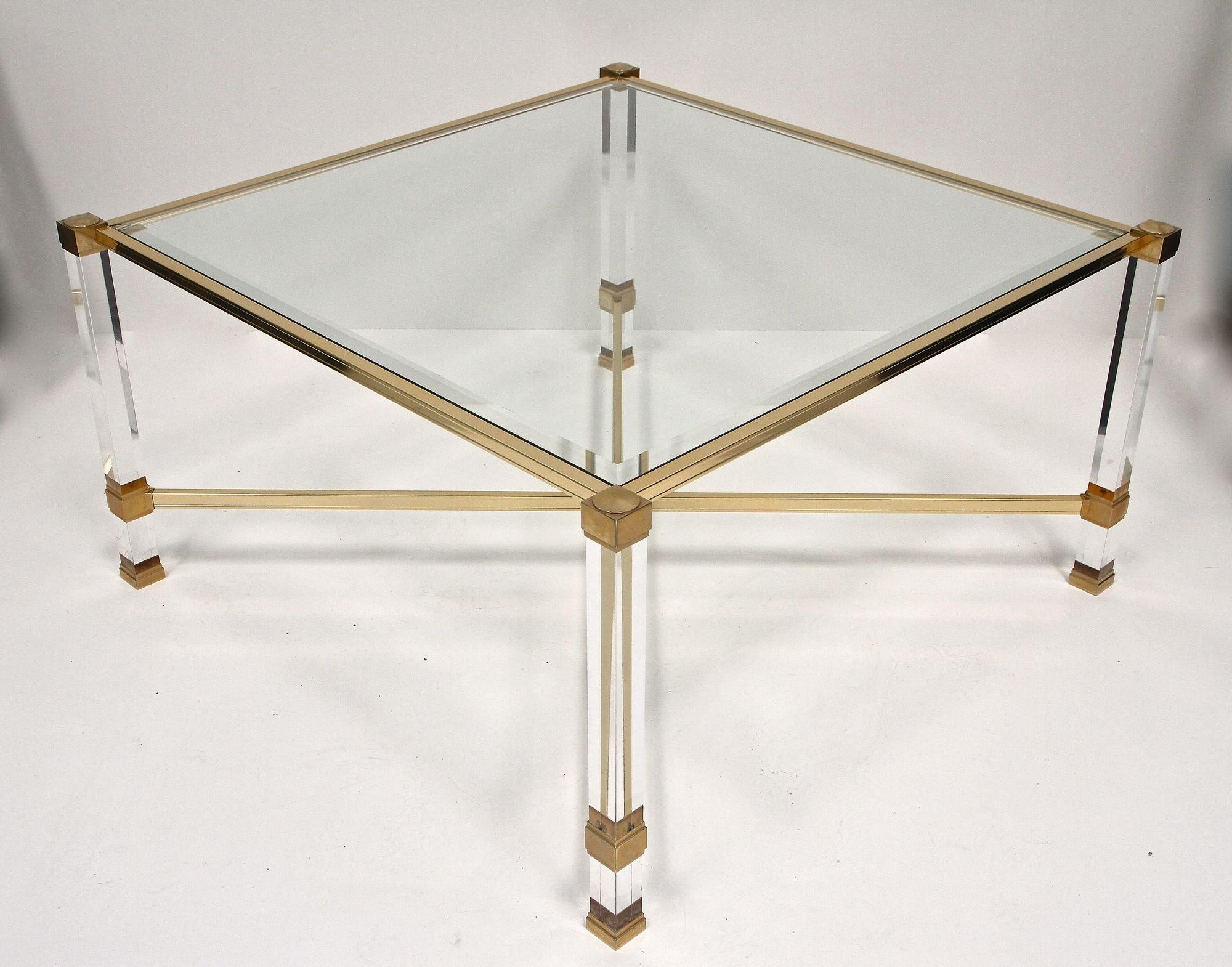 Table basse moderne du milieu du siècle dernier en lucite et laiton de Pierre Vandel, FR vers 1970 en vente 1