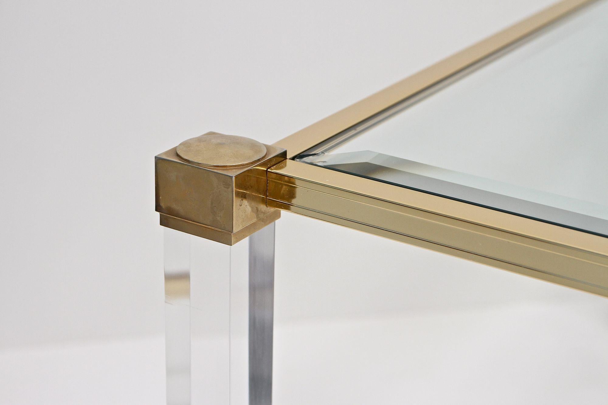 Table basse moderne du milieu du siècle dernier en lucite et laiton de Pierre Vandel, FR vers 1970 en vente 2