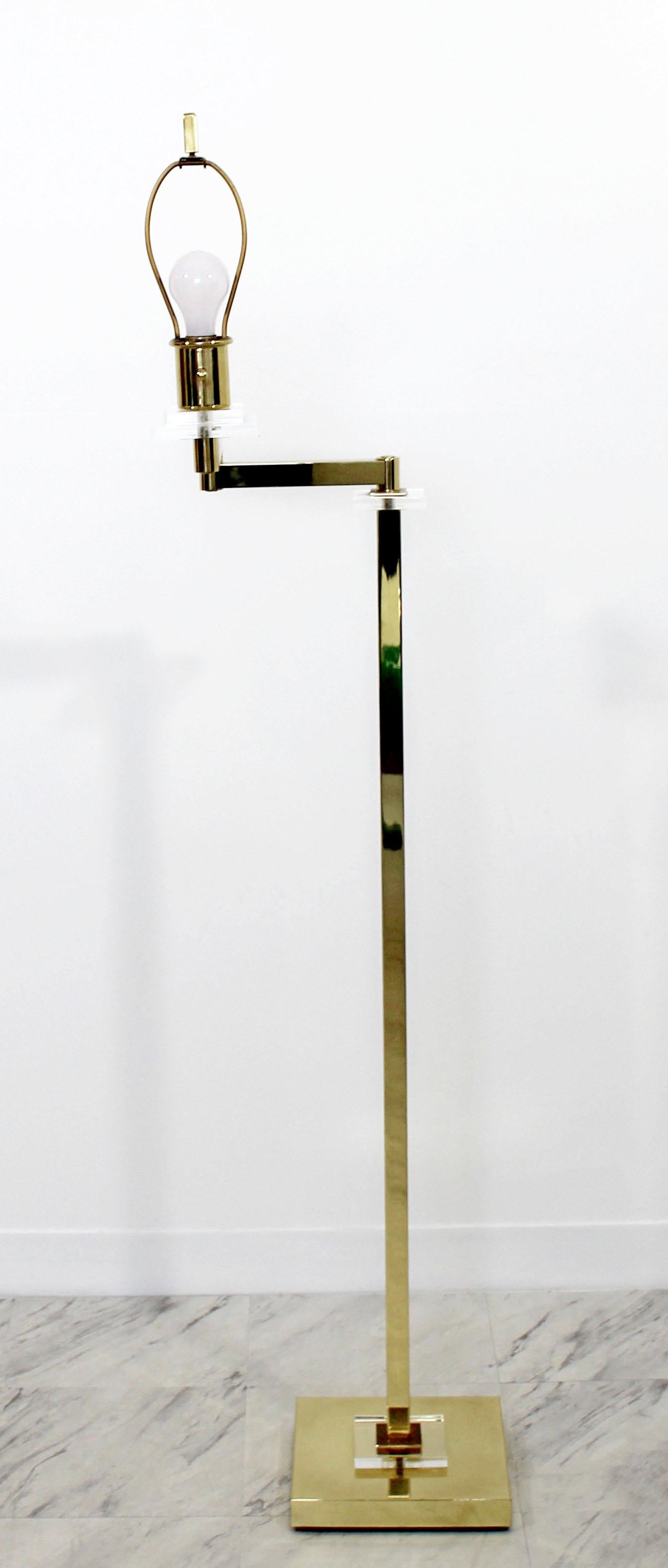 Mid-Century Modern Lucite and Brass Swing Arm Articulating Floor Lamp, 1970s In Good Condition For Sale In Keego Harbor, MI