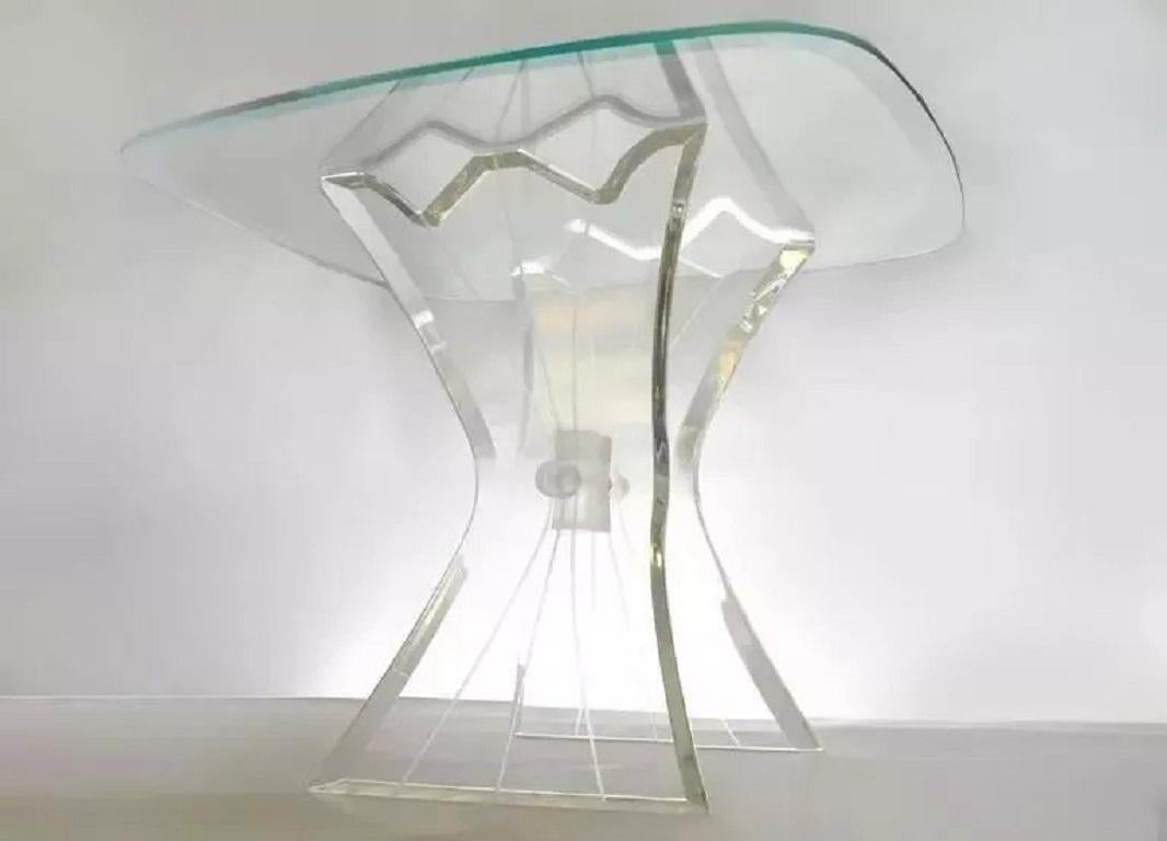 Table d'appoint Vintage Mid Century Modern Lucite Butterfly Glass Top after Lion in Frost. L'objet se caractérise par une base épaisse en lucite en forme d'aile de papillon avec une articulation centrale et des boutons d'extrémité. La forme en