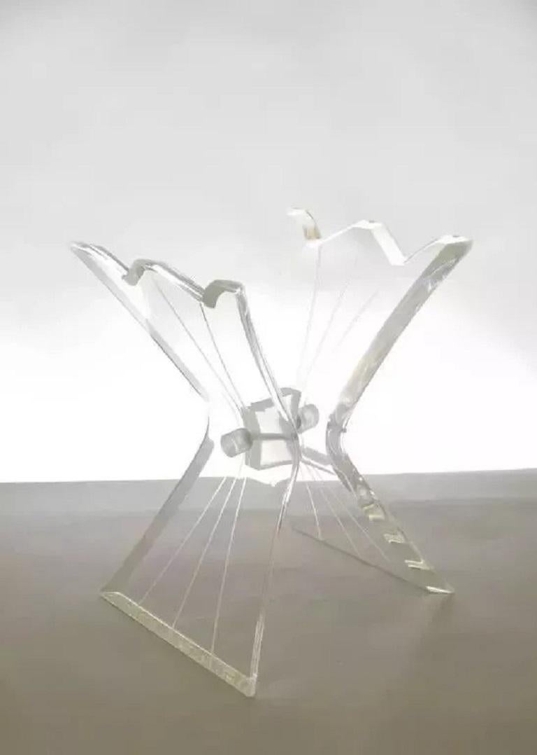 Inconnu Table d'appoint moderne du milieu du siècle dernier en lucite avec plateau en verre papillon d'après Lion in Frost en vente