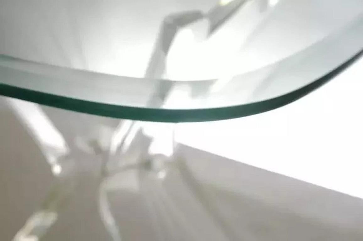 Table d'appoint moderne du milieu du siècle dernier en lucite avec plateau en verre papillon d'après Lion in Frost Bon état - En vente à Philadelphia, PA