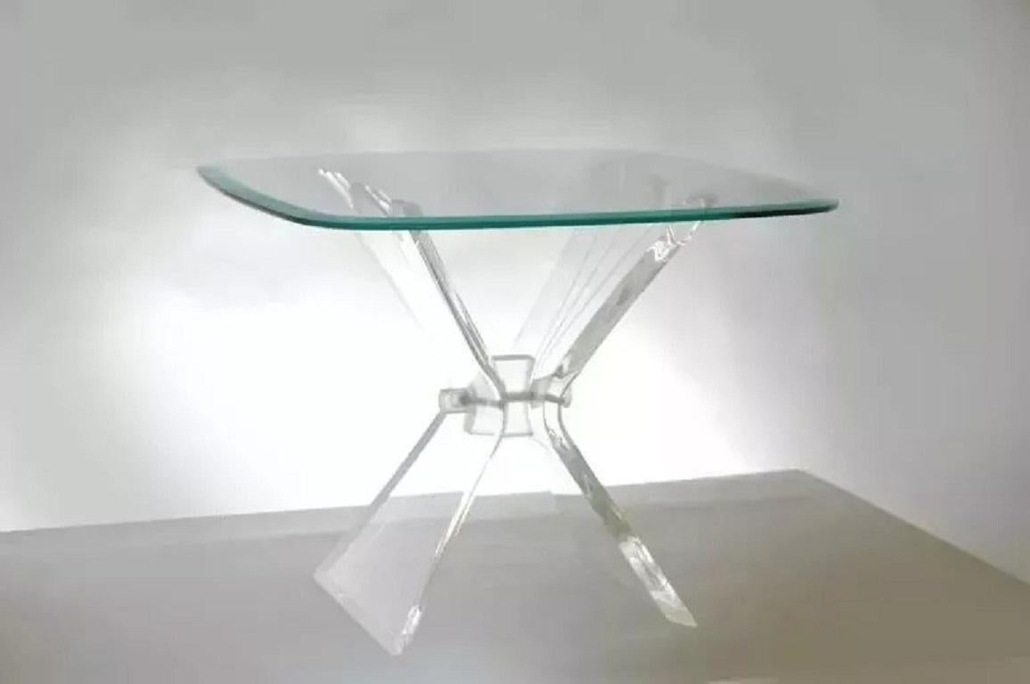 20ième siècle Table d'appoint moderne du milieu du siècle dernier en lucite avec plateau en verre papillon d'après Lion in Frost en vente