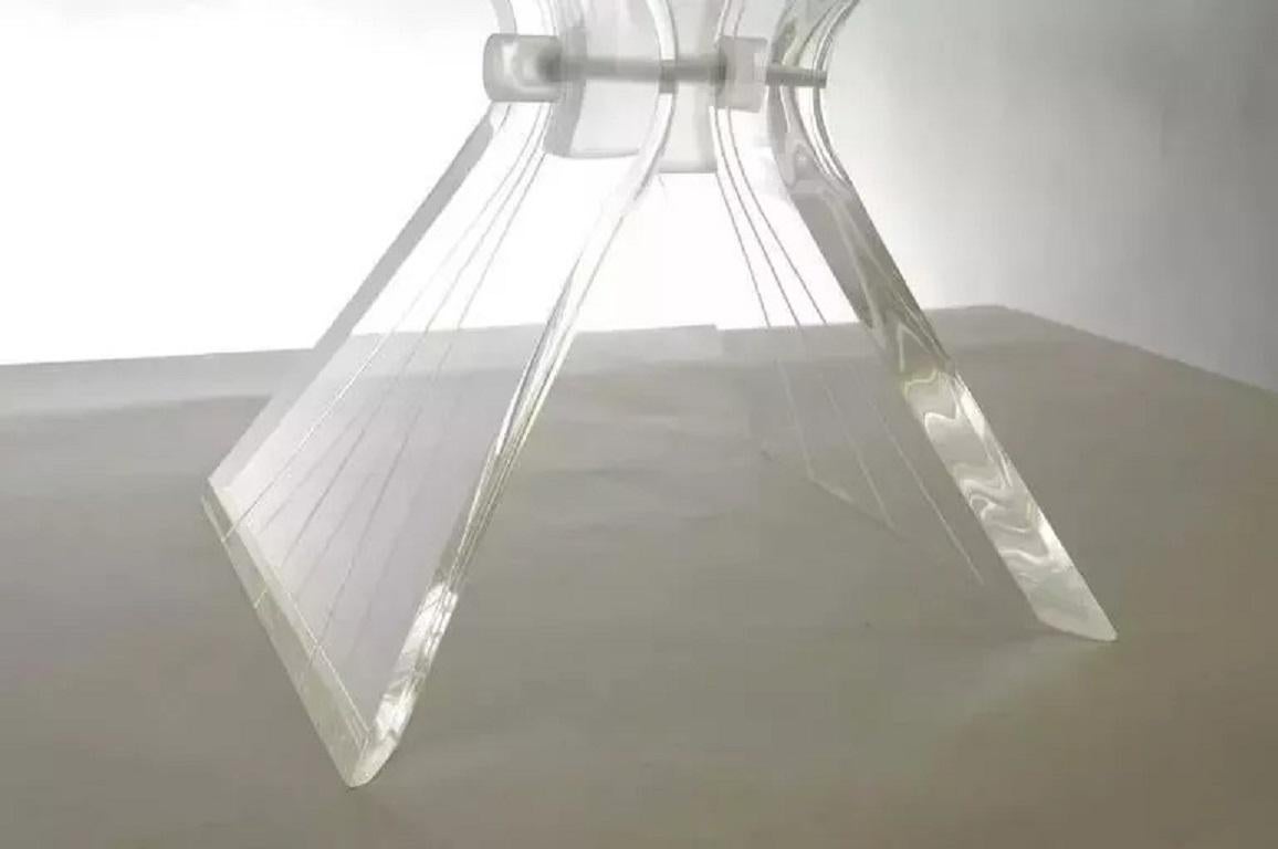 Table d'appoint moderne du milieu du siècle dernier en lucite avec plateau en verre papillon d'après Lion in Frost en vente 1