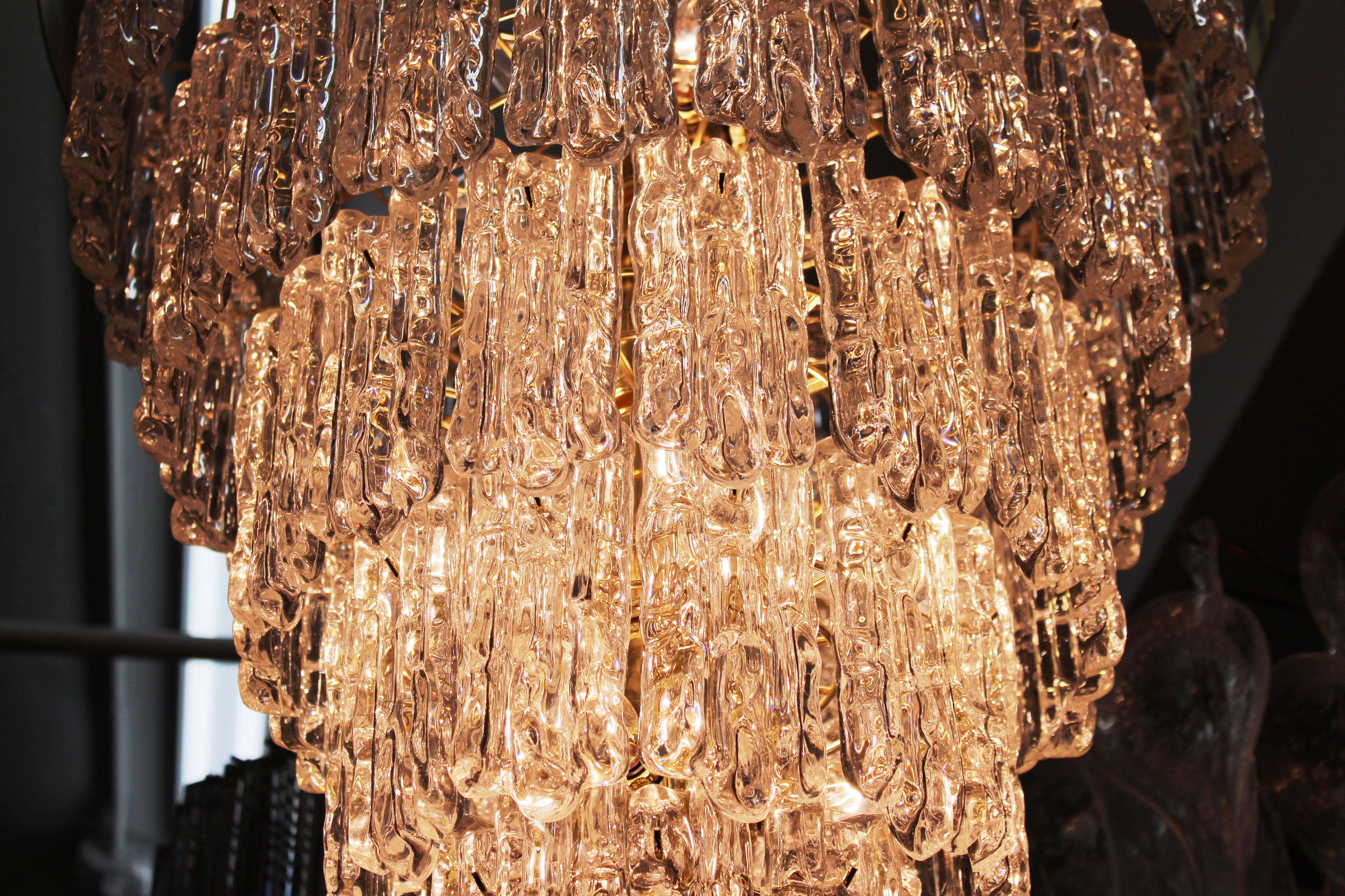 Mid-Century Modern Lucite Cascading Chandelier In Good Condition In New York, NY