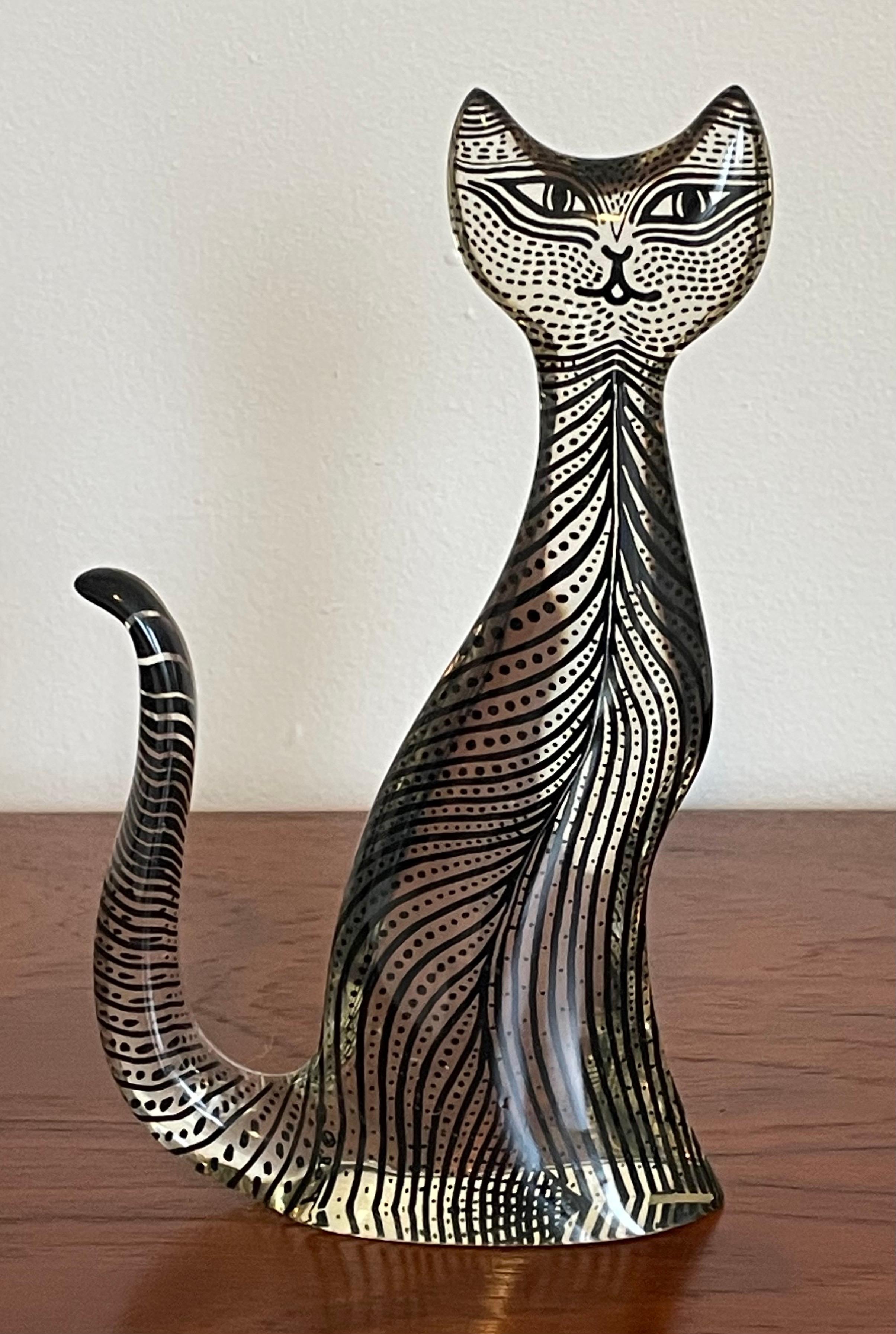 Cool mid century lucite cat sculpture by Abraham Palatnik with original label, Brazil.

Abraham Palatnik (1928-2020) was a Brazilian artist and inventor whose innovations include kinechromatic art. Part of the Artemis collection that features