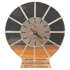 Moderne Lucite-Uhr aus der Jahrhundertmitte von Hivo Van Teal