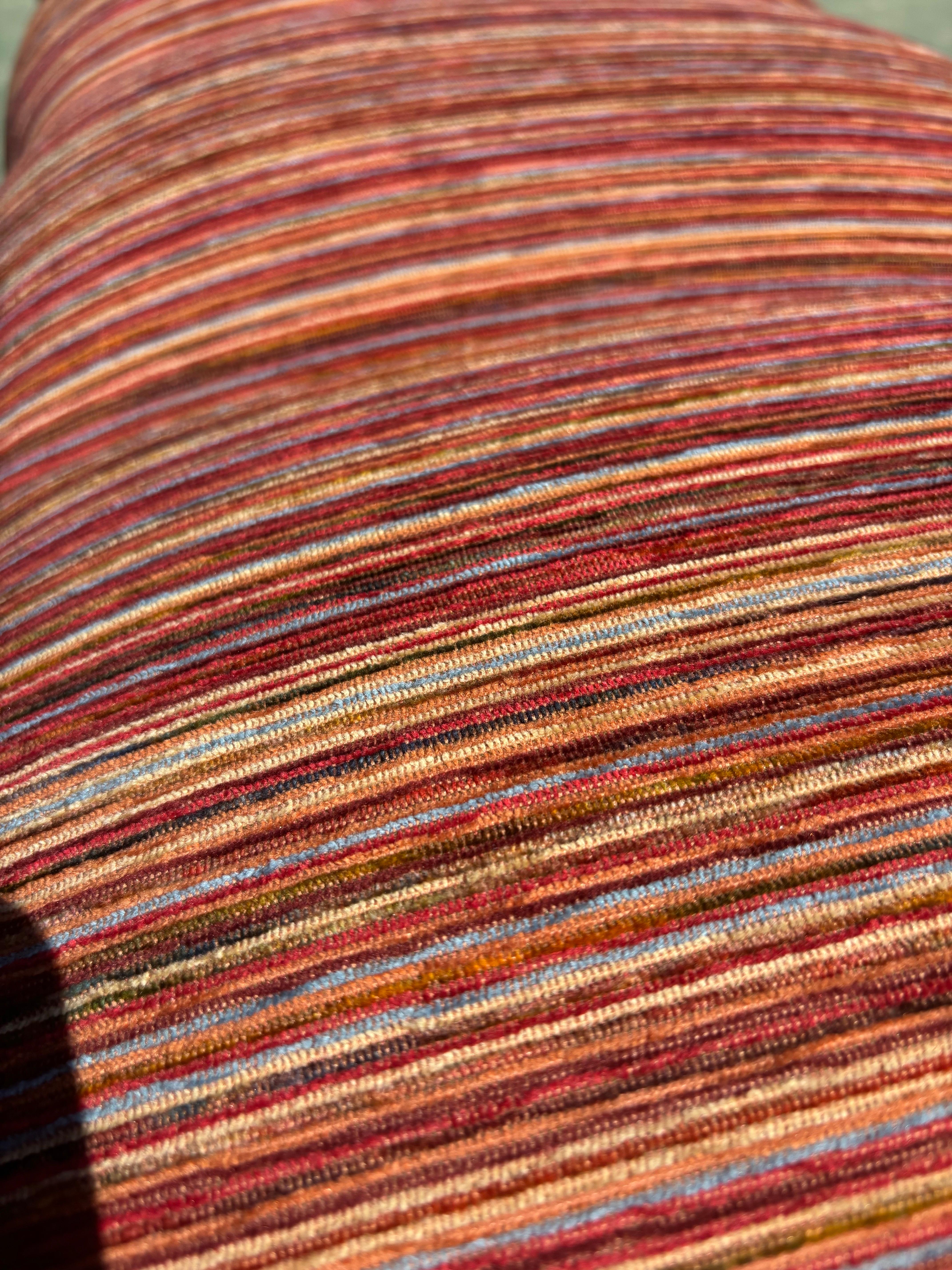Banco nube de lucita Mid Century Modern. Preciosa tapicería multicolor sobre un cojín que parece una nube. Patas de lucita gruesas y robustas. 

Su diseño es similar al de otros famosos diseñadores de la época, como Vladimir Kagan, Hollis Jones y