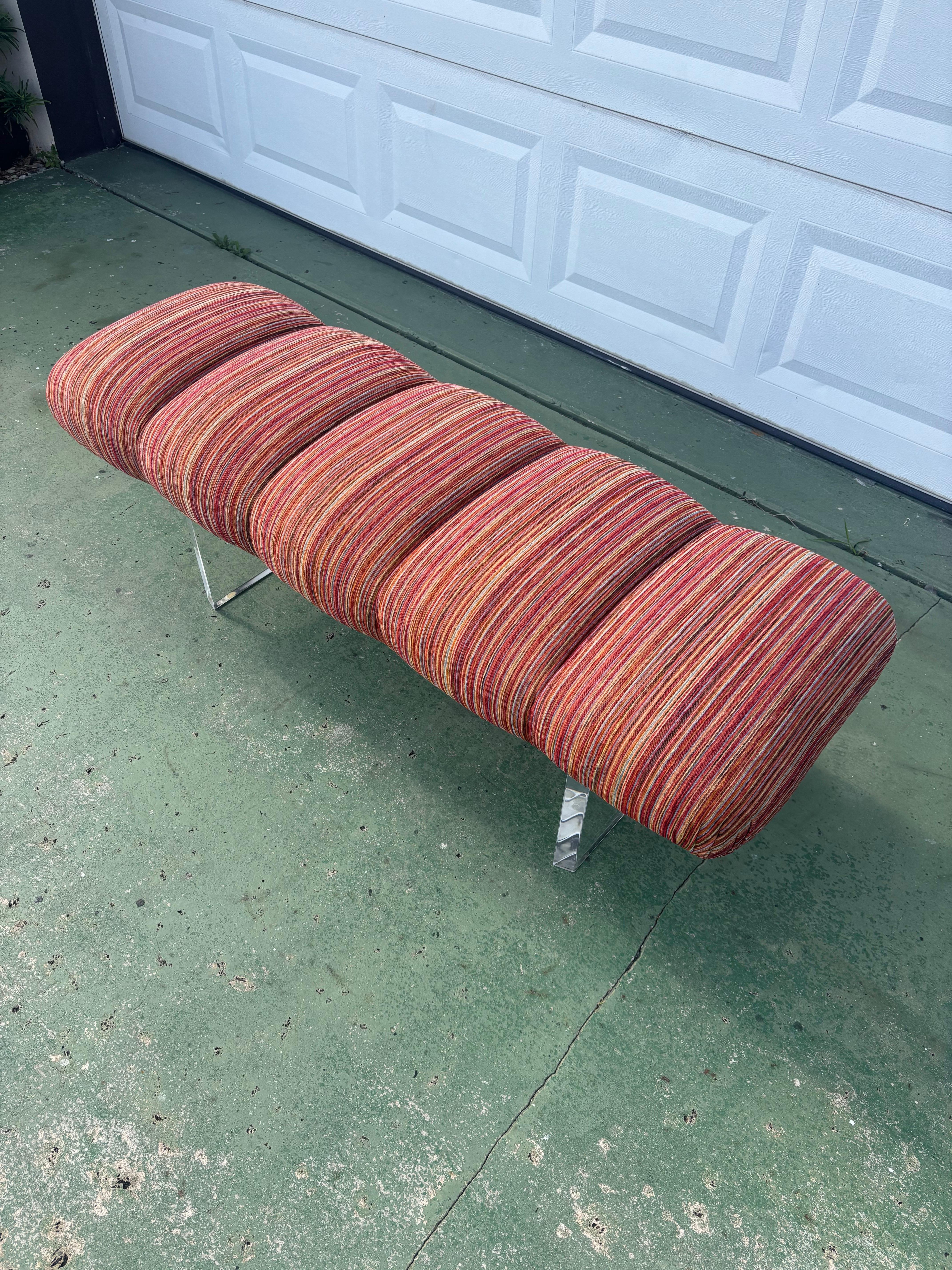 Banco Nube Lucite Mid Century Modern siglo XX en venta
