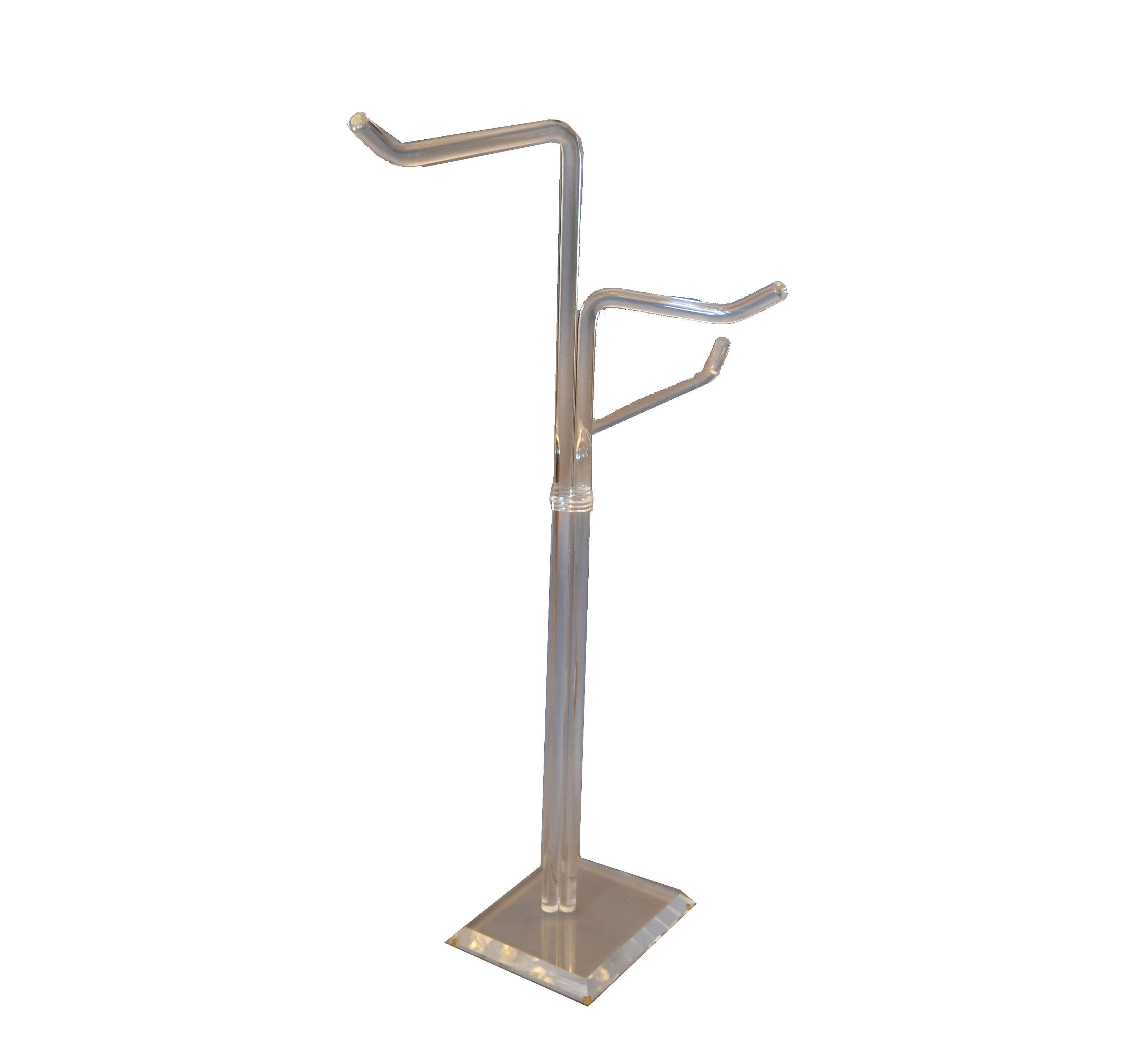 Appendiabiti, appendiabiti, albero porta abiti in lucite, unico nel suo genere, di stile Mid-Century Modern.
Il design vintage presenta tre spessi rami tubolari in lucite montati su una base rettangolare in lucite.
Utile per cappotti, giacche,
