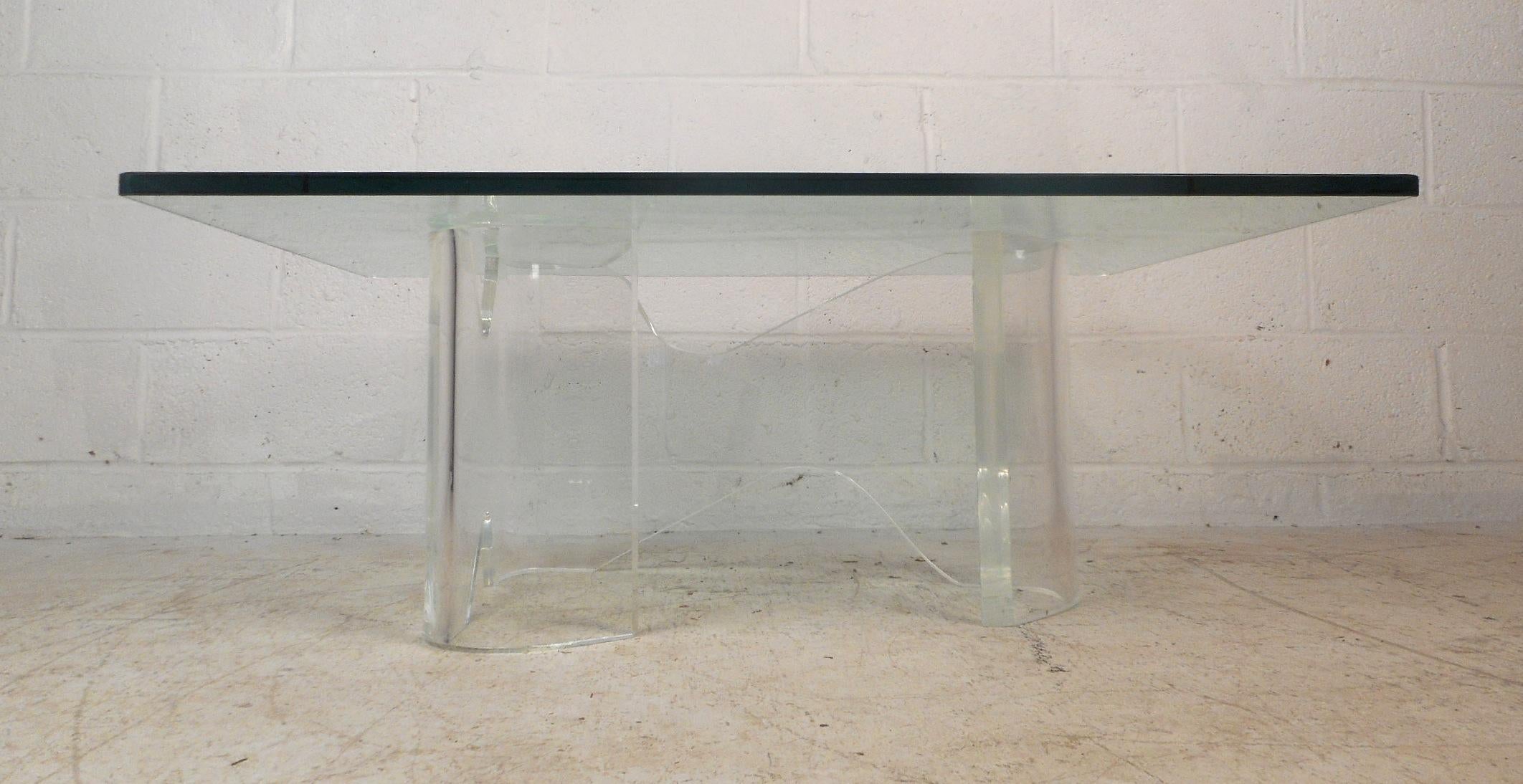 Moderner Lucite-Couchtisch aus der Mitte des Jahrhunderts mit Glasplatte im Zustand „Gut“ im Angebot in Brooklyn, NY