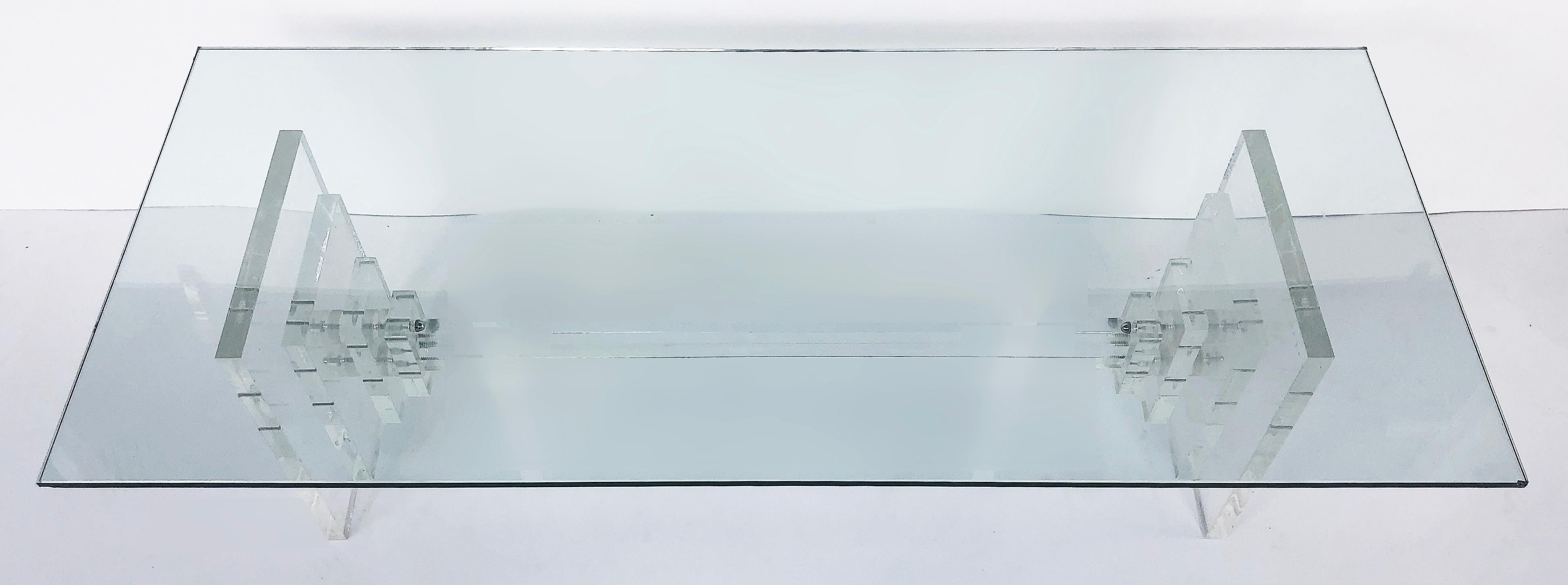 Mid-Century Modern Table basse en lucite mi-siècle moderne avec plateau en verre, vers 1970 en vente