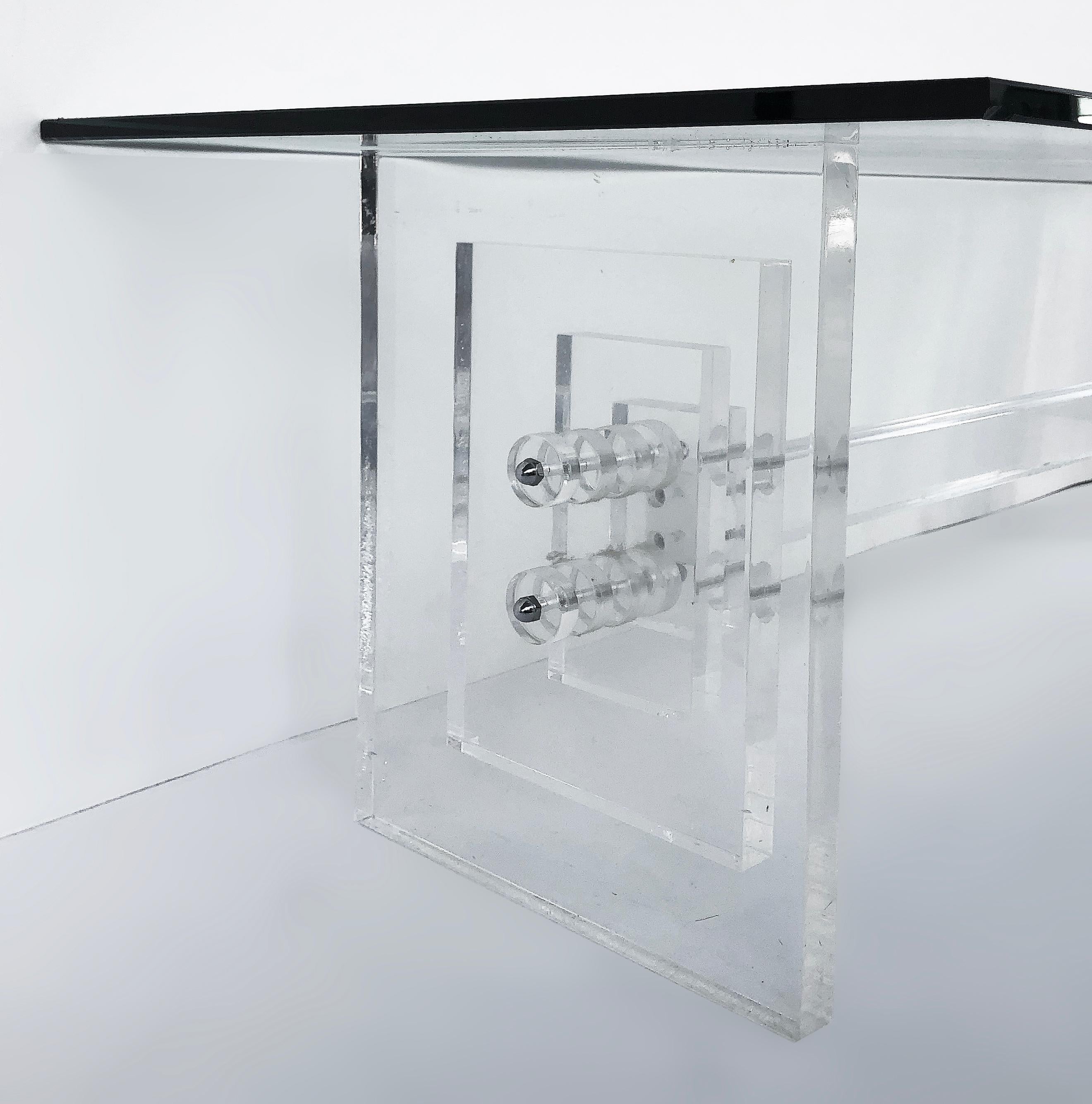 Américain Table basse en lucite mi-siècle moderne avec plateau en verre, vers 1970 en vente