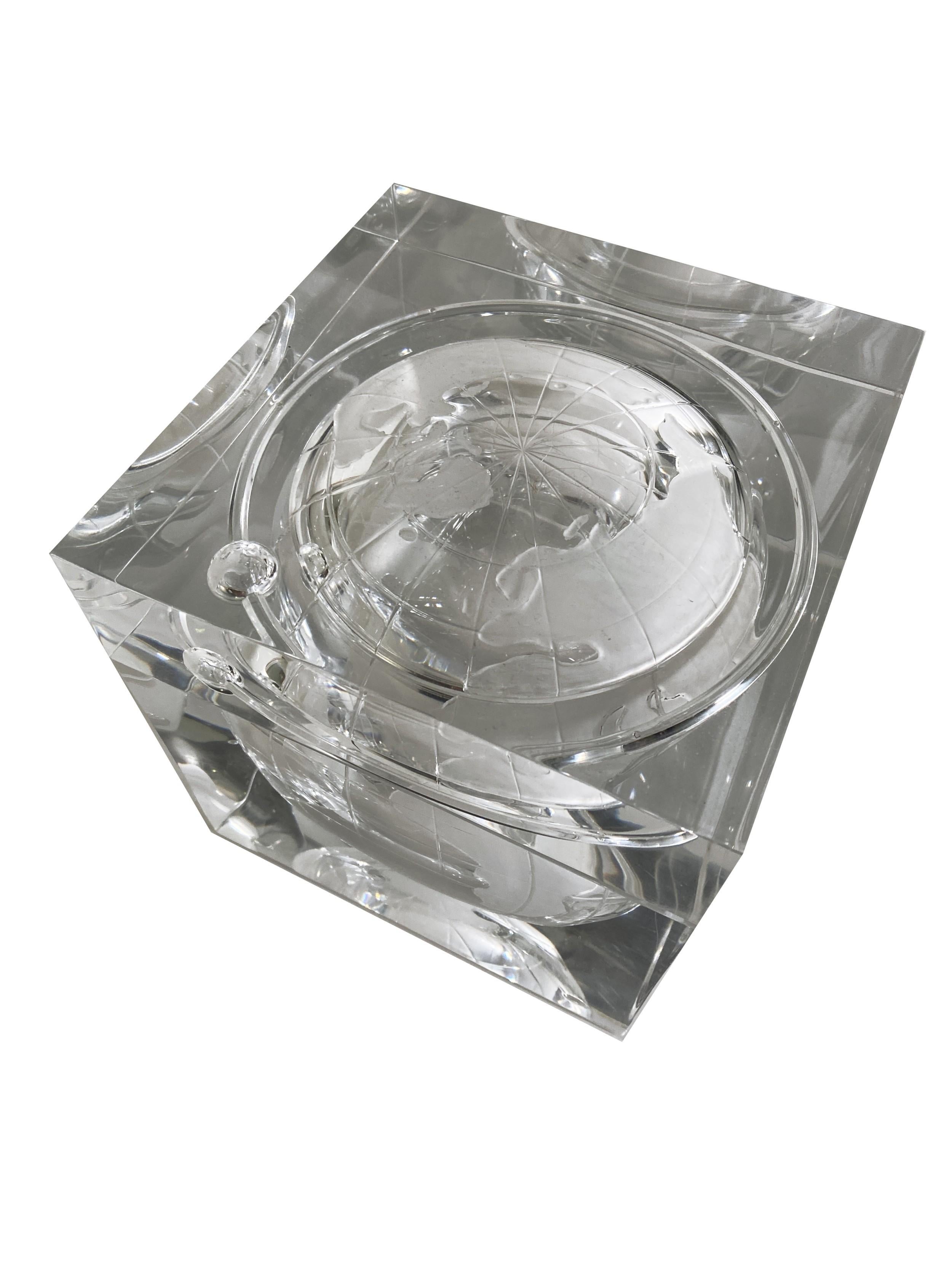 Mid-Century Modern Lucite Cube Ice Bucket with Etched Globe Design In Good Condition In New York, NY