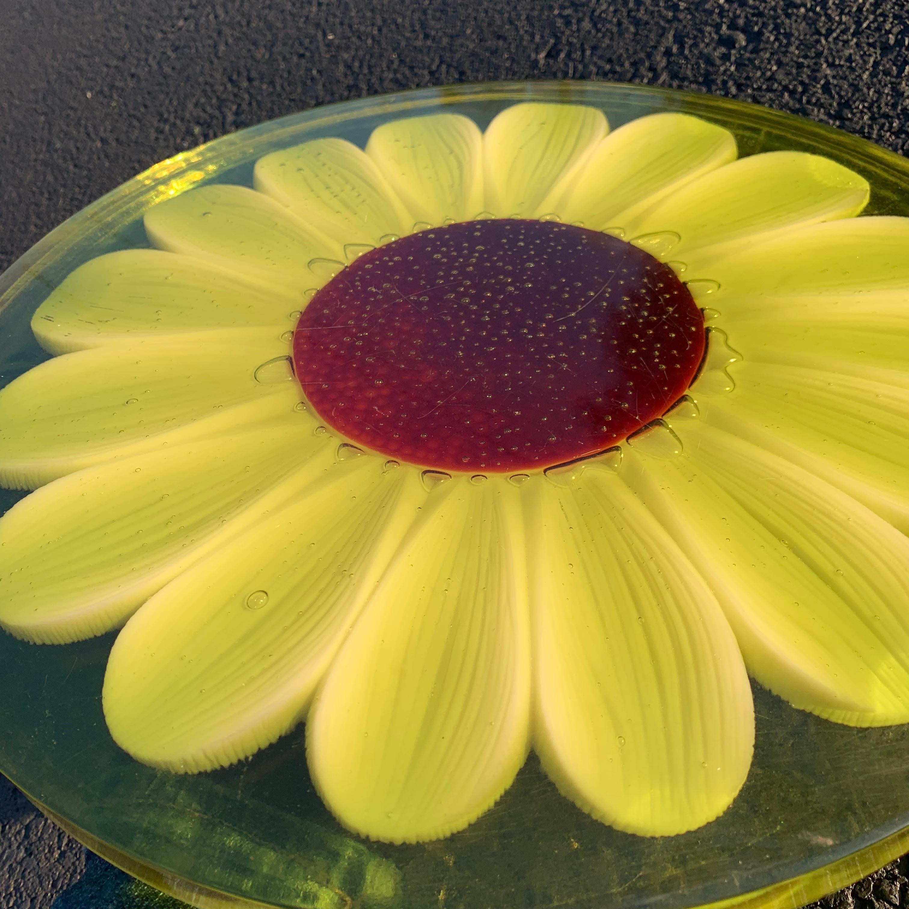 Mid-Century Modern Lucite Cutting Board With Green Marguerite Daisy Flower Decor 5