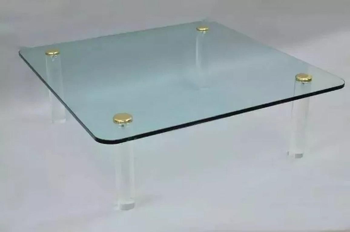 Vintage Mid Century Modern Lucite Cylinder Leg Brass Glass and Coffee Table by Pace. Der Artikel verfügt über eine große quadratische 0,75 Zoll dicke Glasplatte mit abgerundeten Kanten, polierte Messingkappen und dicke zylindrische Beine aus Lucit.