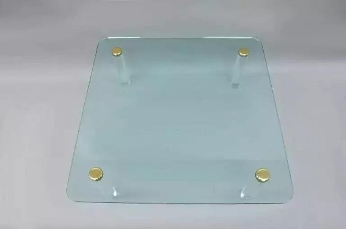 Mid Century Modern Lucite Cylinder Leg Brass Glass Coffee Cocktail Table von Pace (Unbekannt) im Angebot