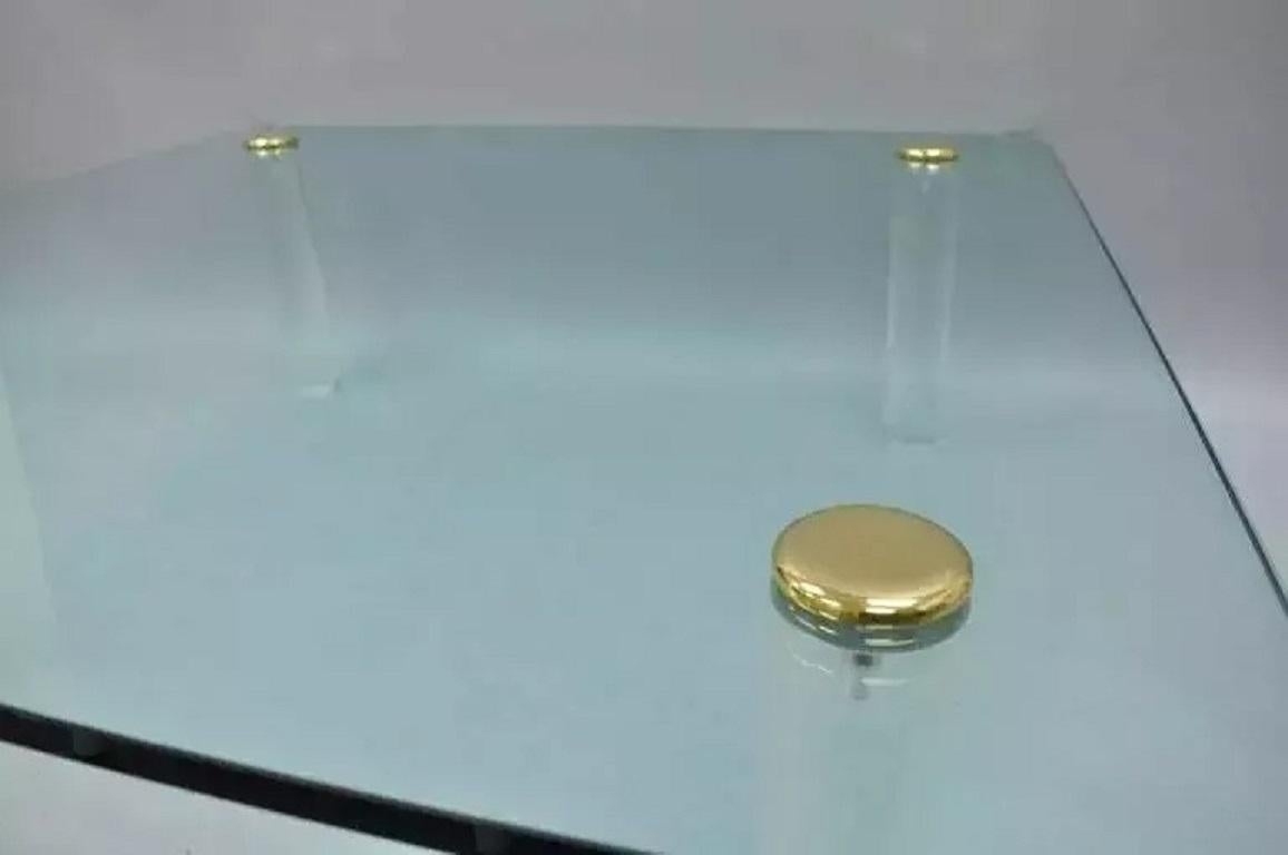 Mid Century Modern Lucite Cylinder Leg Brass Glass Coffee Cocktail Table von Pace im Zustand „Gut“ im Angebot in Philadelphia, PA