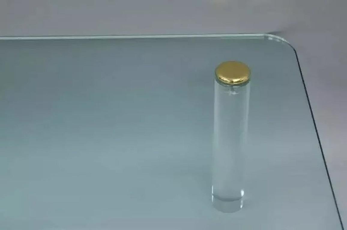 Mid Century Modern Lucite Cylinder Leg Brass Glass Coffee Cocktail Table von Pace (20. Jahrhundert) im Angebot