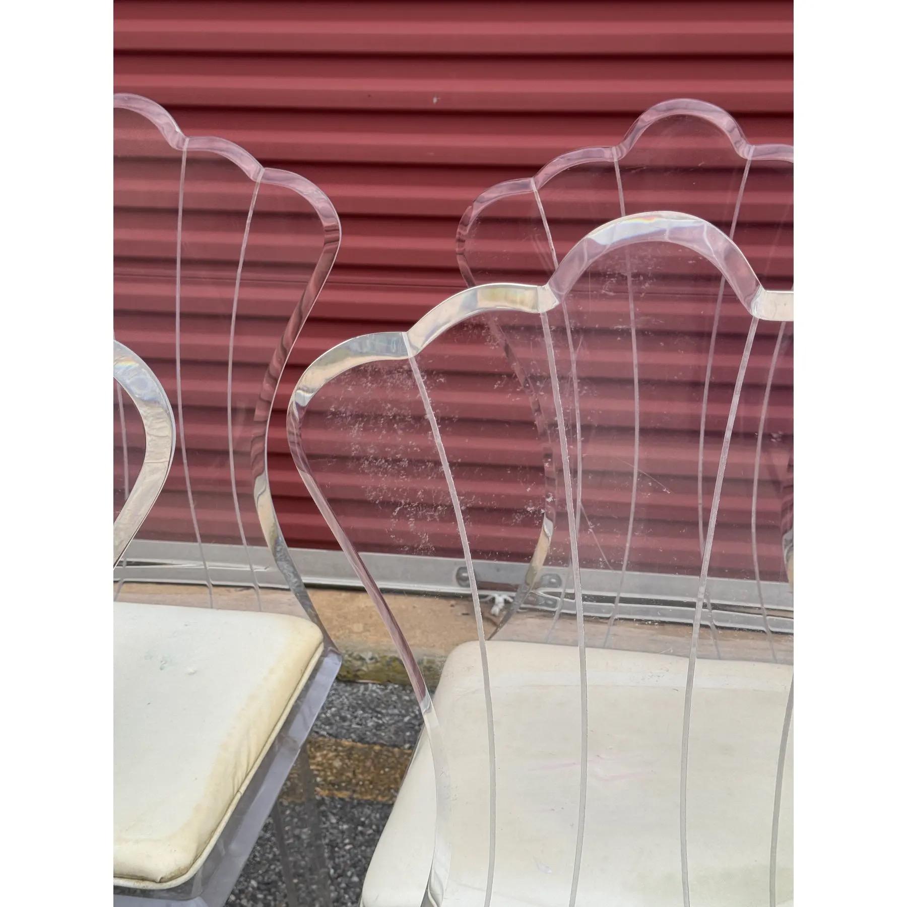 Sedie da pranzo in lucite moderne del metà del secolo con sedute imbottite - Set di 4 in vendita 4