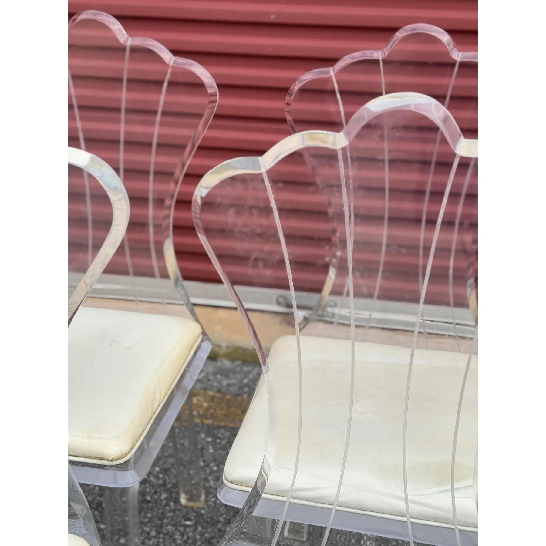 Americano Sedie da pranzo in lucite moderne del metà del secolo con sedute imbottite - Set di 4 in vendita