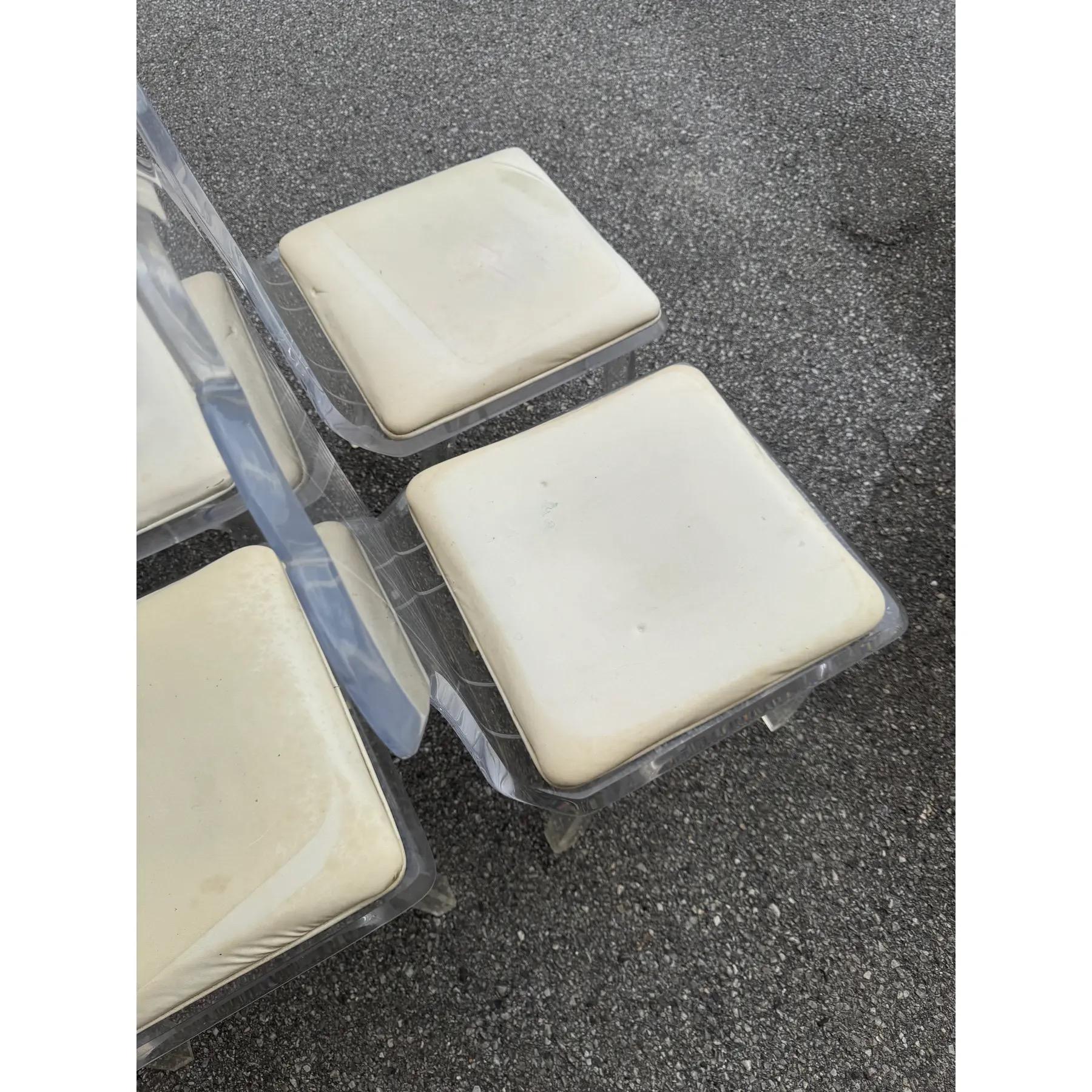 Sedie da pranzo in lucite moderne del metà del secolo con sedute imbottite - Set di 4 In condizioni buone in vendita a Elkton, MD