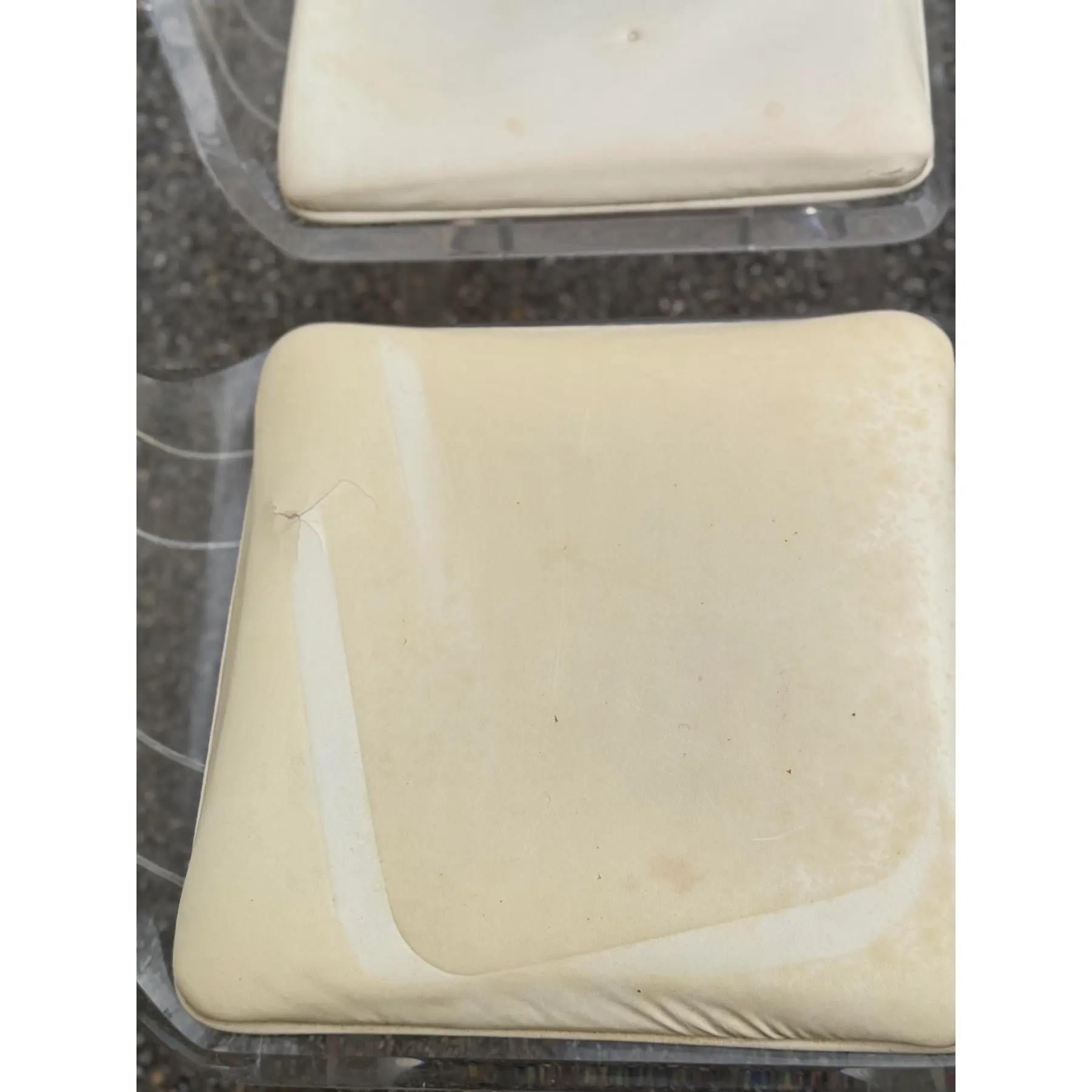 XX secolo Sedie da pranzo in lucite moderne del metà del secolo con sedute imbottite - Set di 4 in vendita