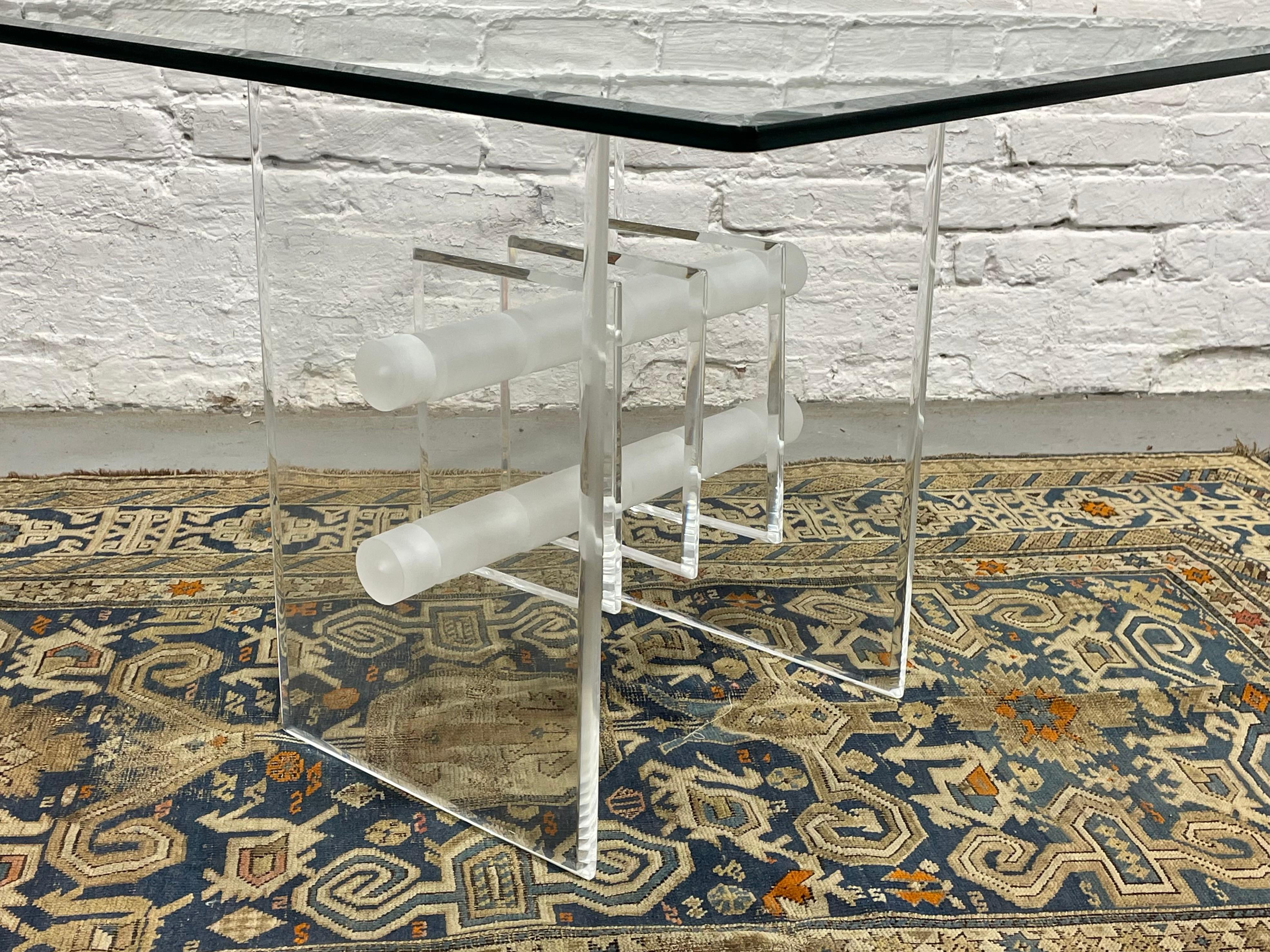 Table basse / d'appoint en lucite et verre, c.C. 1970 en vente 4