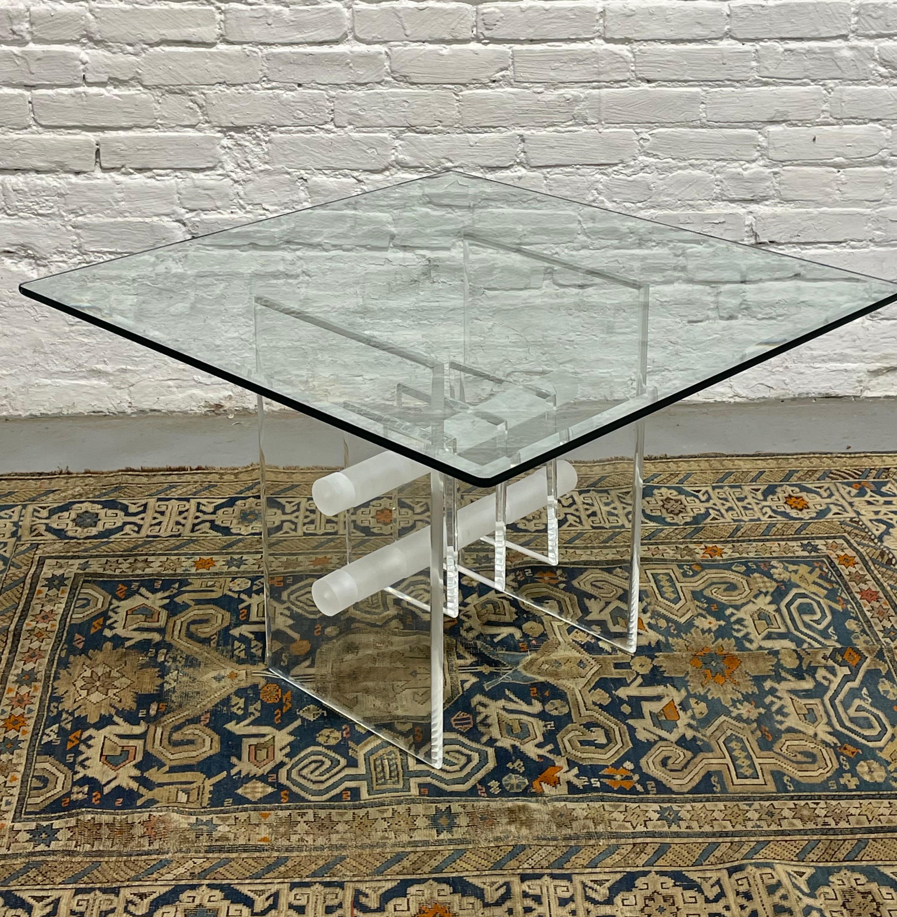 Table basse / d'appoint en lucite et verre, c.C. 1970 en vente 5