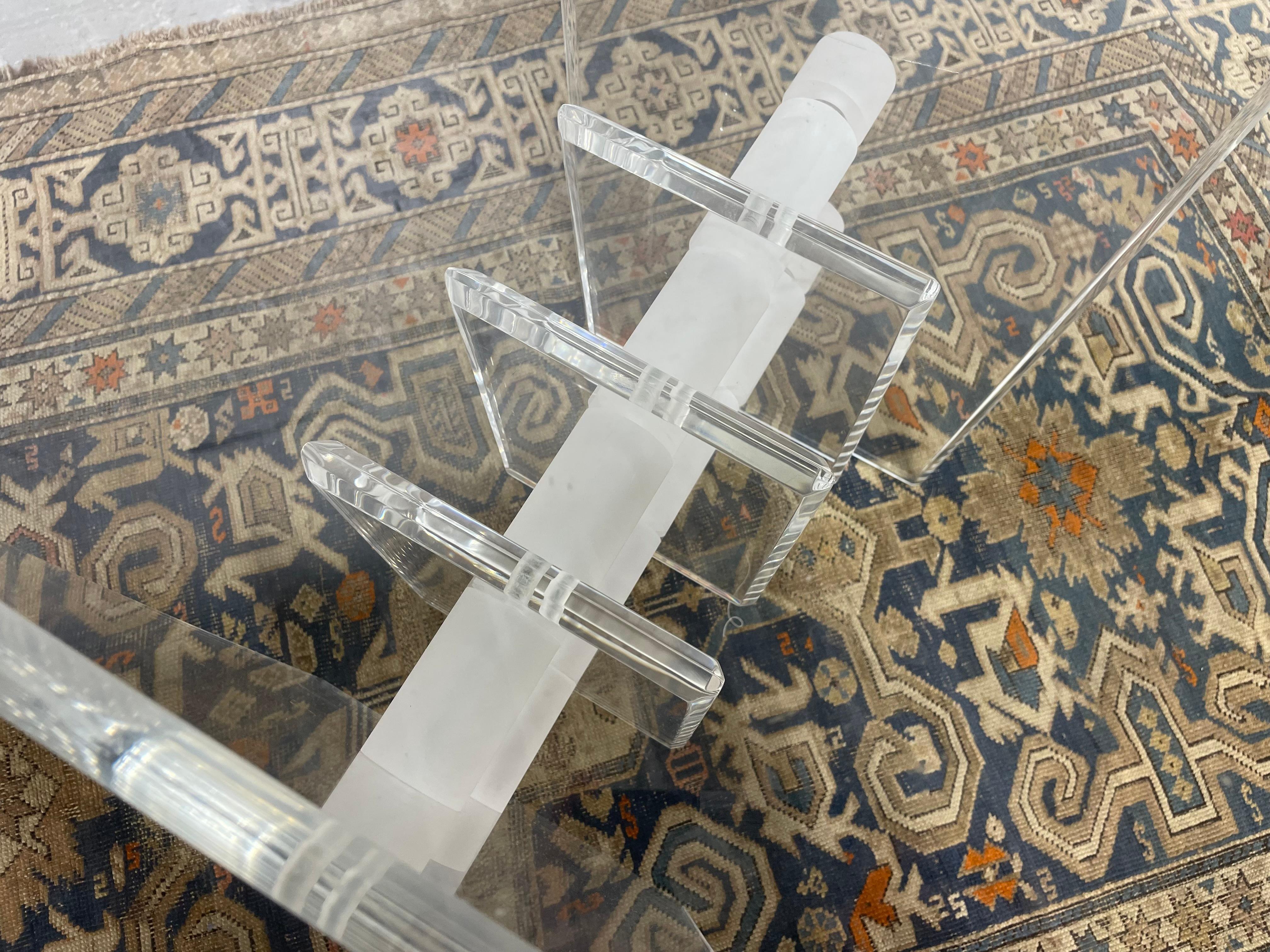 Table basse / d'appoint en lucite et verre, c.C. 1970 en vente 6