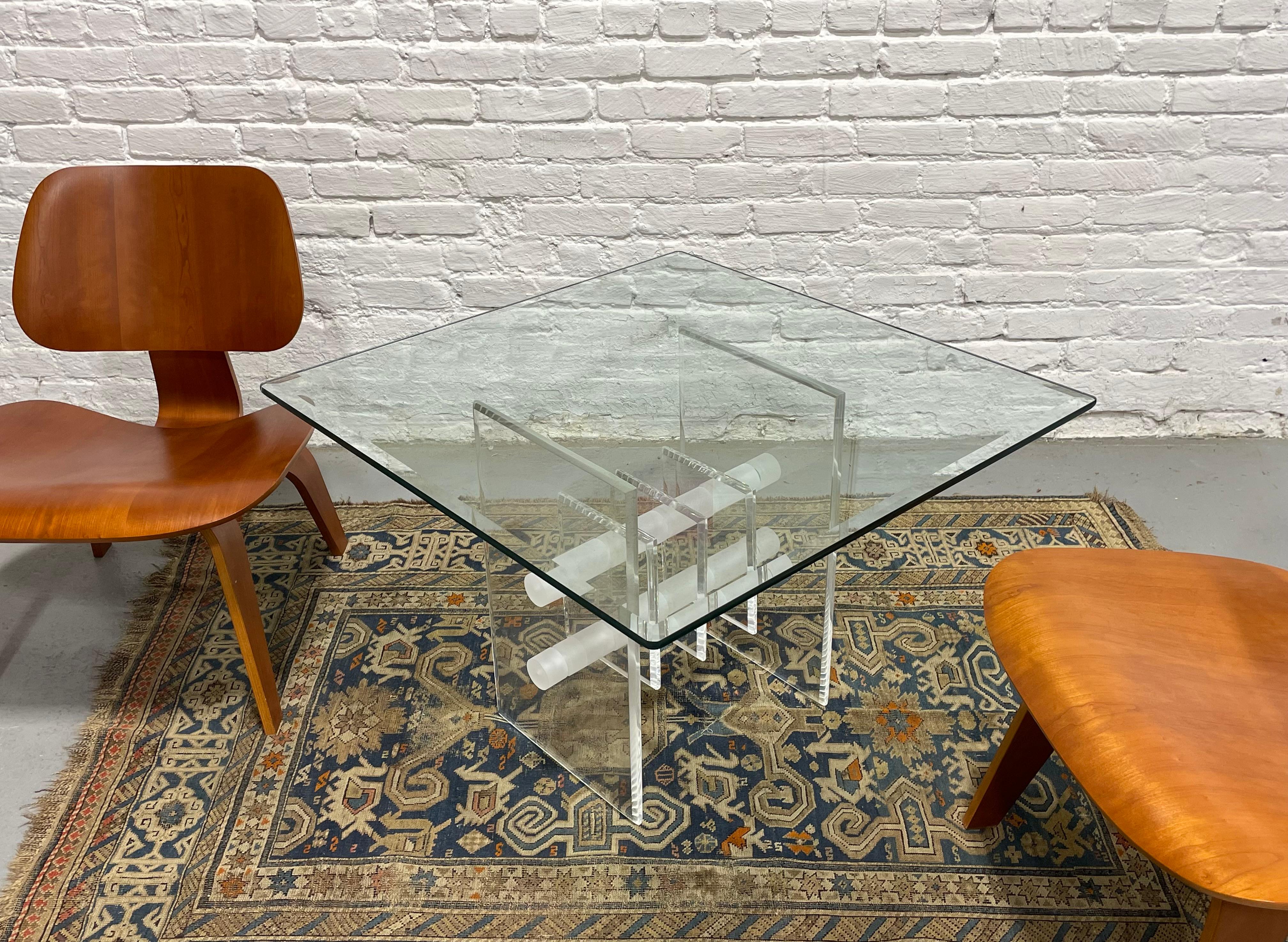 Table basse / d'appoint en lucite et verre, c.C. 1970 en vente 7