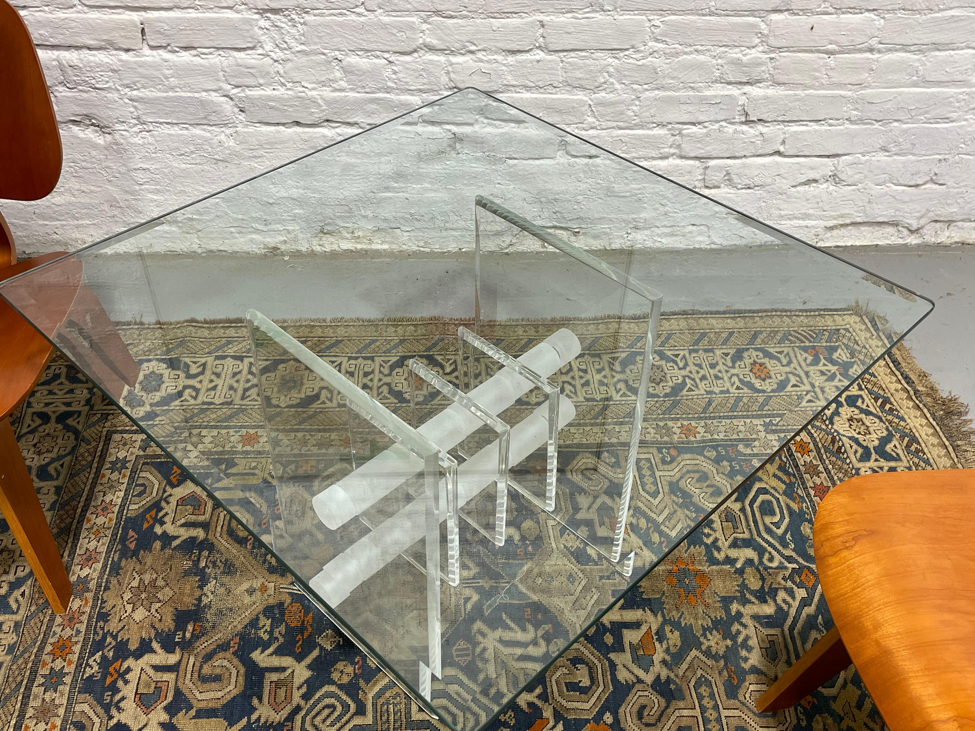Table basse / d'appoint en lucite et verre, c.C. 1970 en vente 8