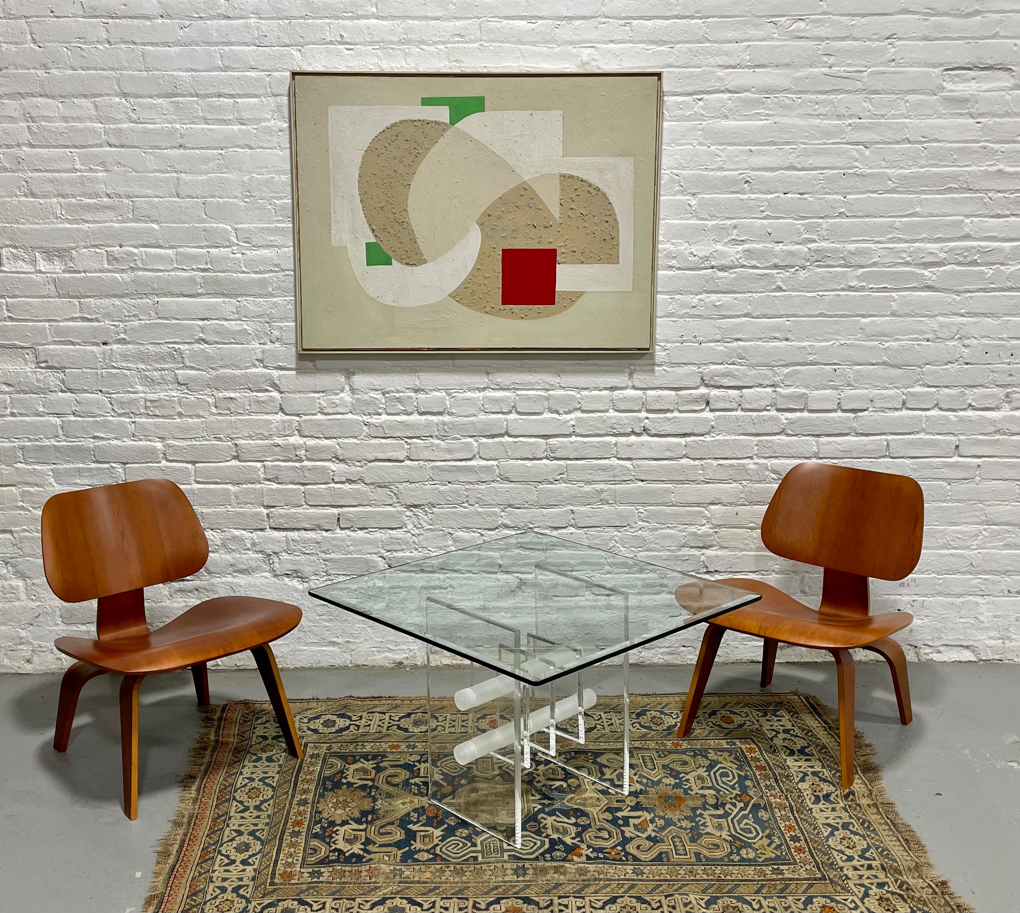 Cette table basse ou d'appoint sculpturale est caractérisée par un épais plateau de verre carré reposant sur une base architecturale en Lucite. Conçue avec une construction en grille de tiges Lucite claires et givrées, la base crée un effet de