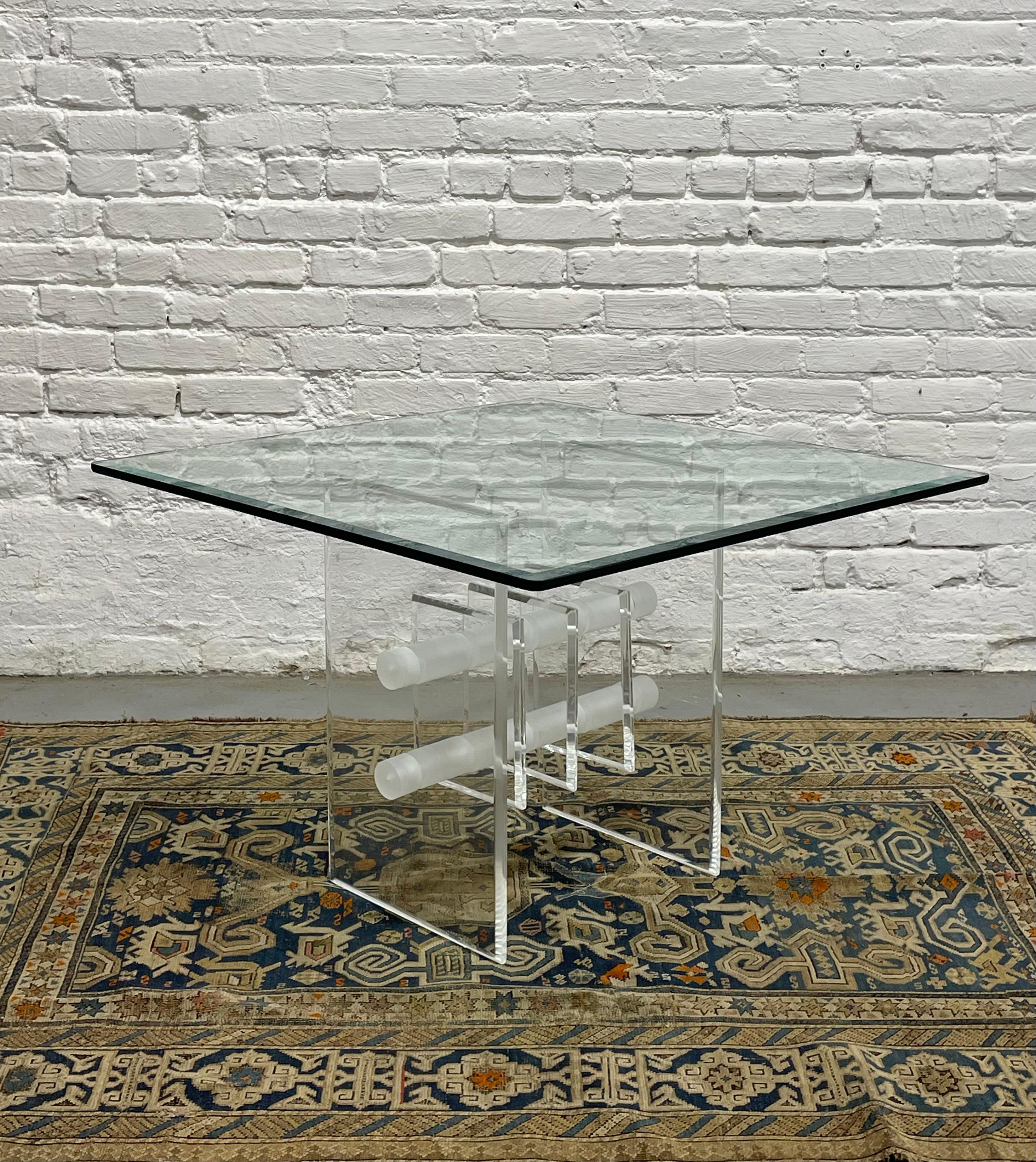 Mid-Century Modern Table basse / d'appoint en lucite et verre, c.C. 1970 en vente