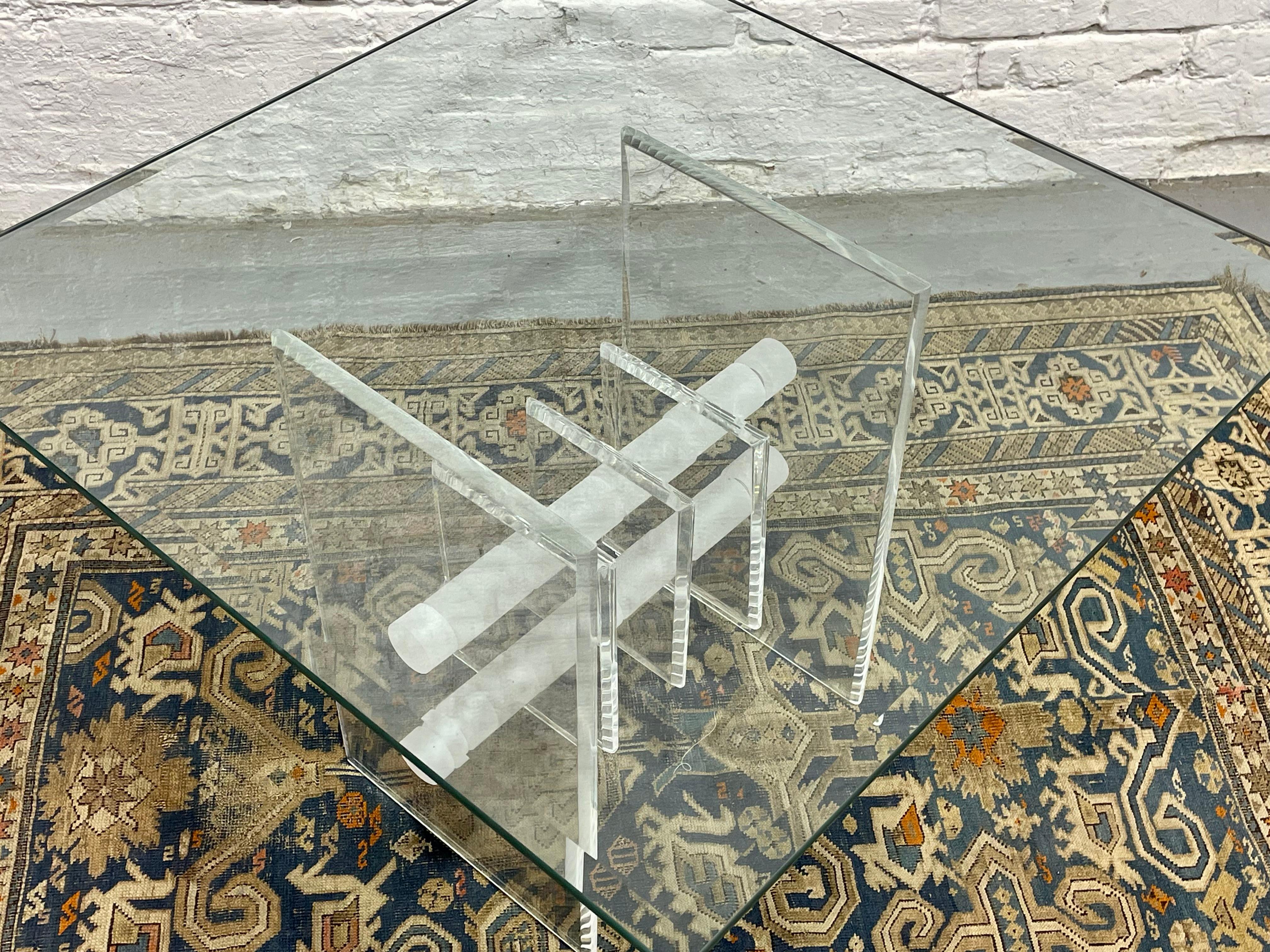 Table basse / d'appoint en lucite et verre, c.C. 1970 Bon état - En vente à Weehawken, NJ