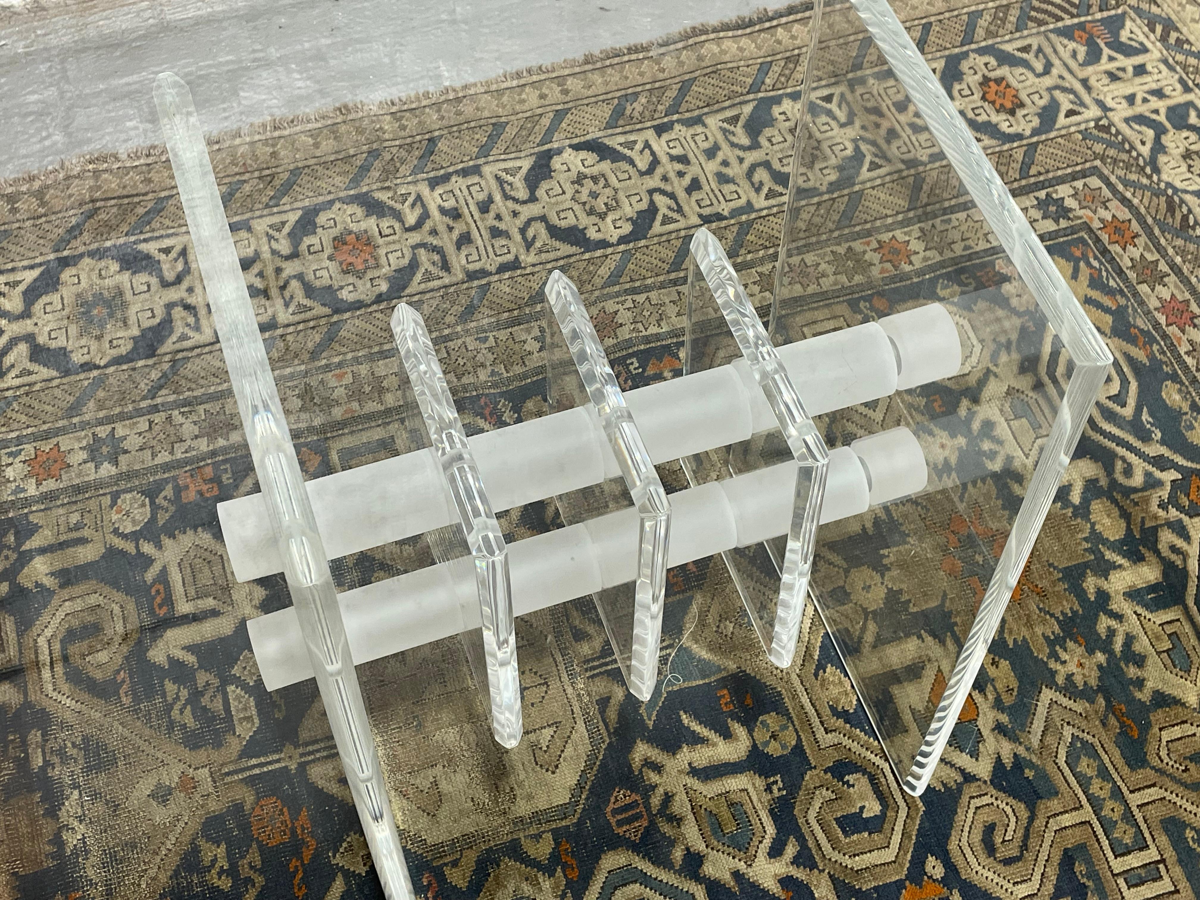 20ième siècle Table basse / d'appoint en lucite et verre, c.C. 1970 en vente