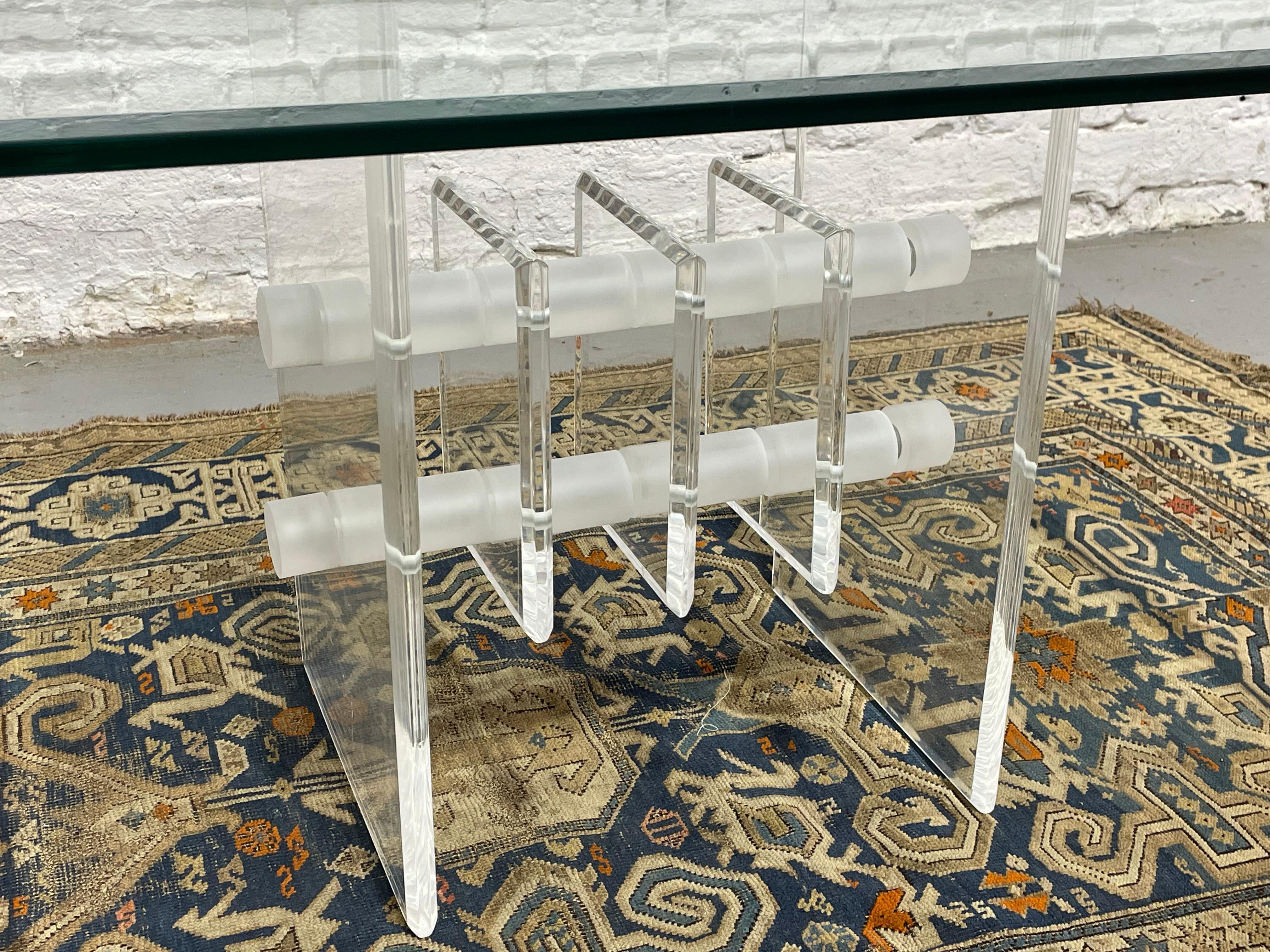 Verre Table basse / d'appoint en lucite et verre, c.C. 1970 en vente