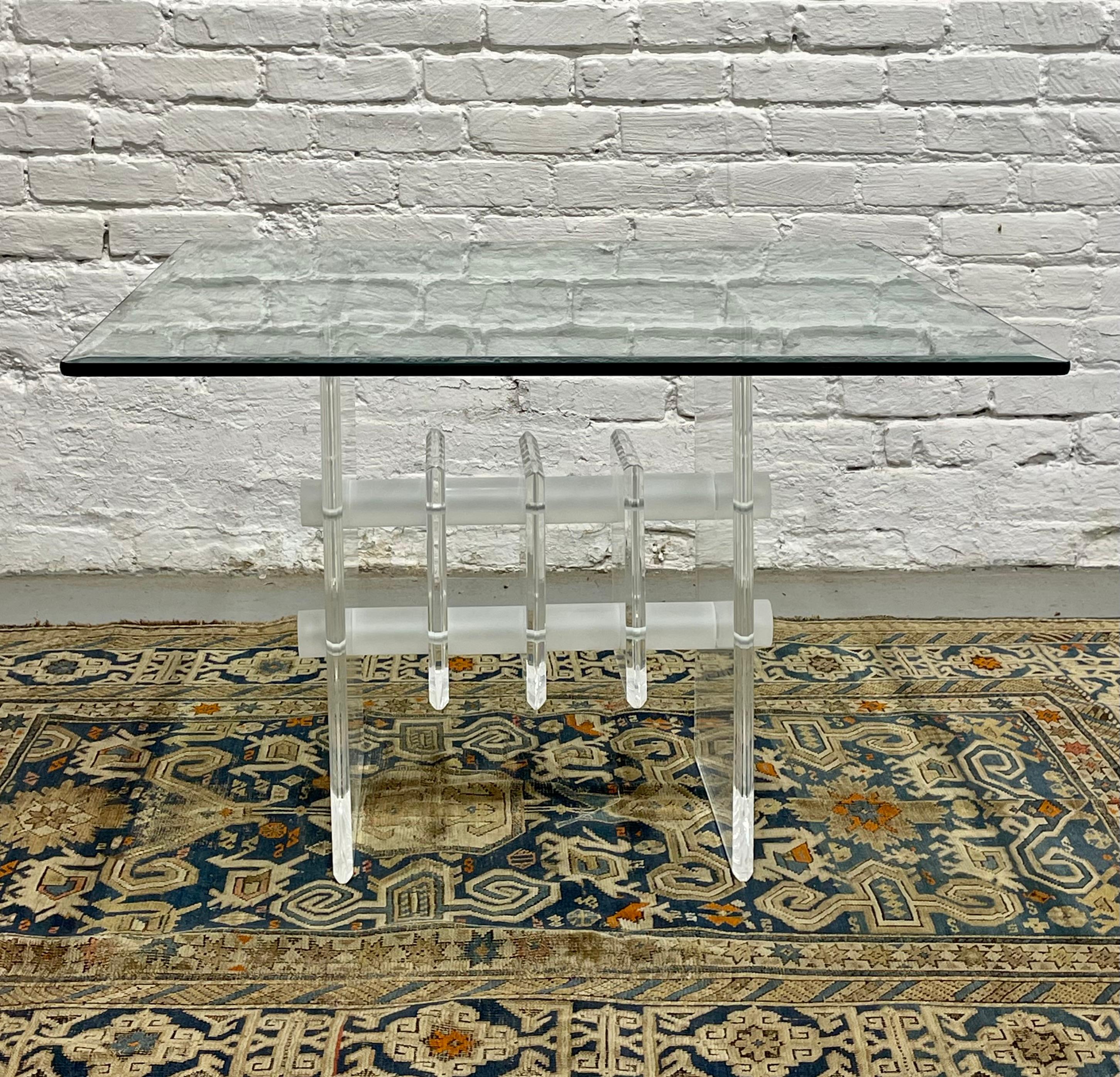 Table basse / d'appoint en lucite et verre, c.C. 1970 en vente 1