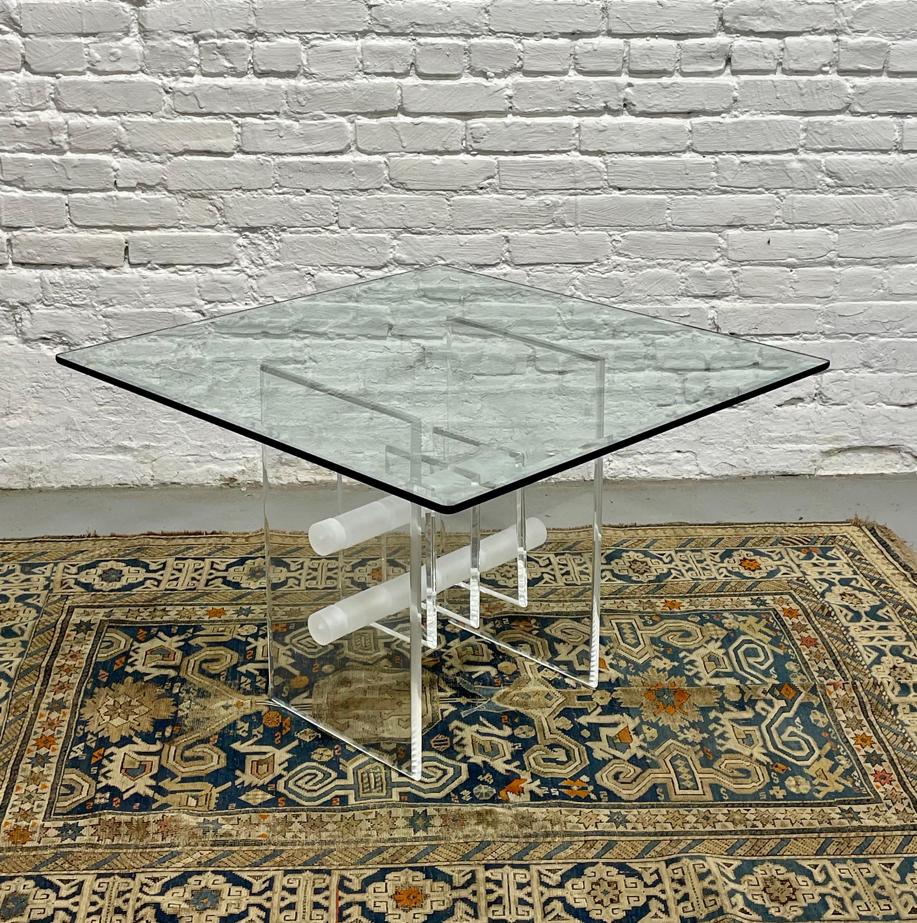 Table basse / d'appoint en lucite et verre, c.C. 1970 en vente 2