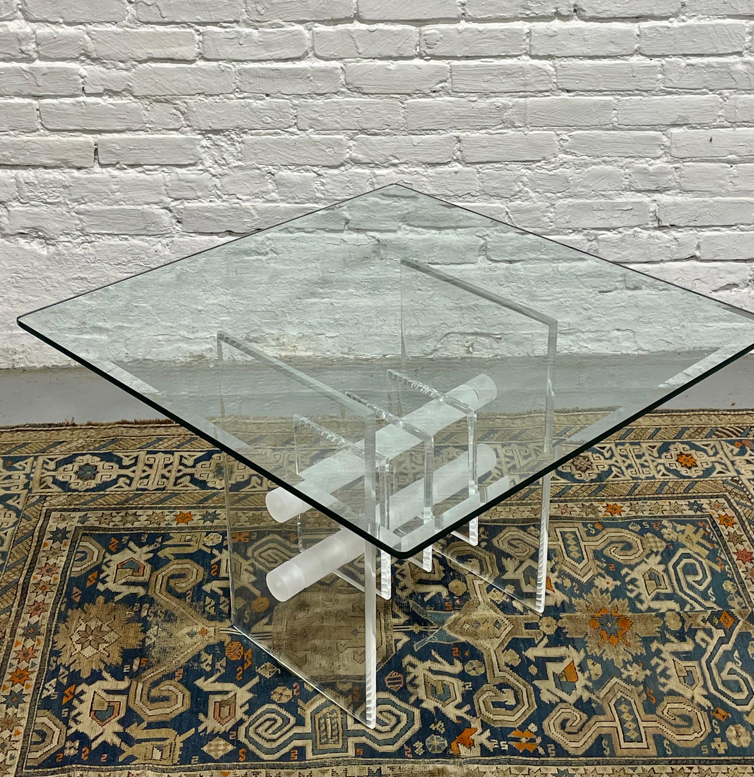 Table basse / d'appoint en lucite et verre, c.C. 1970 en vente 3
