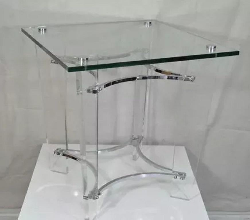 Vintage Mid Century Modern Lucite & Glass Square Side Table after Charles Hollis Jones. Cet article se caractérise par quatre pieds effilés en lucite, deux brancards chromés, quatre accents ronds chromés sur le dessus, et une forme épurée. Circa